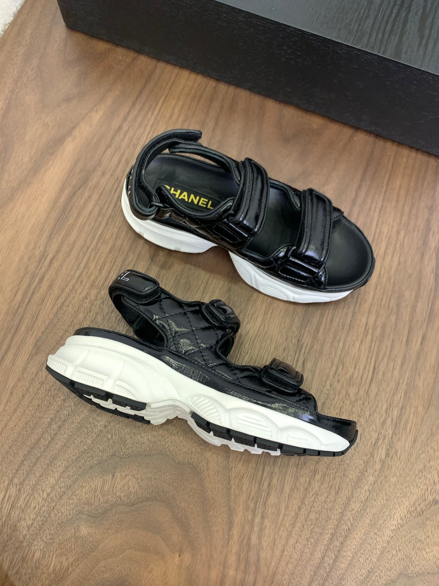 CC Toe Sandals Black With White Patent Leather 299544