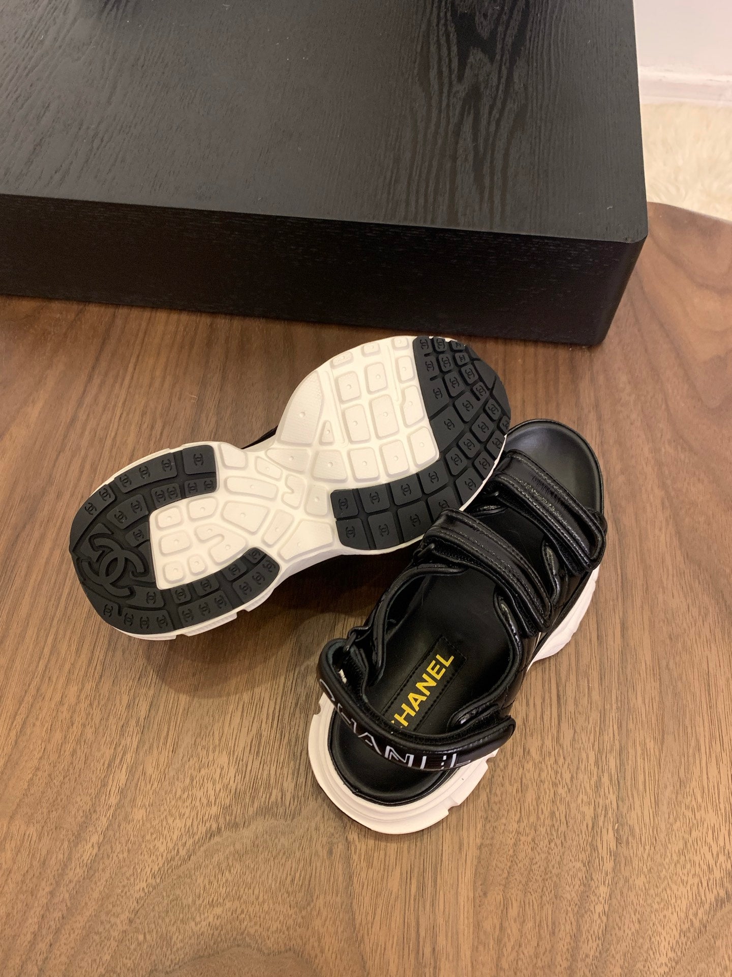 CC Toe Sandals Black With White Patent Leather 299544