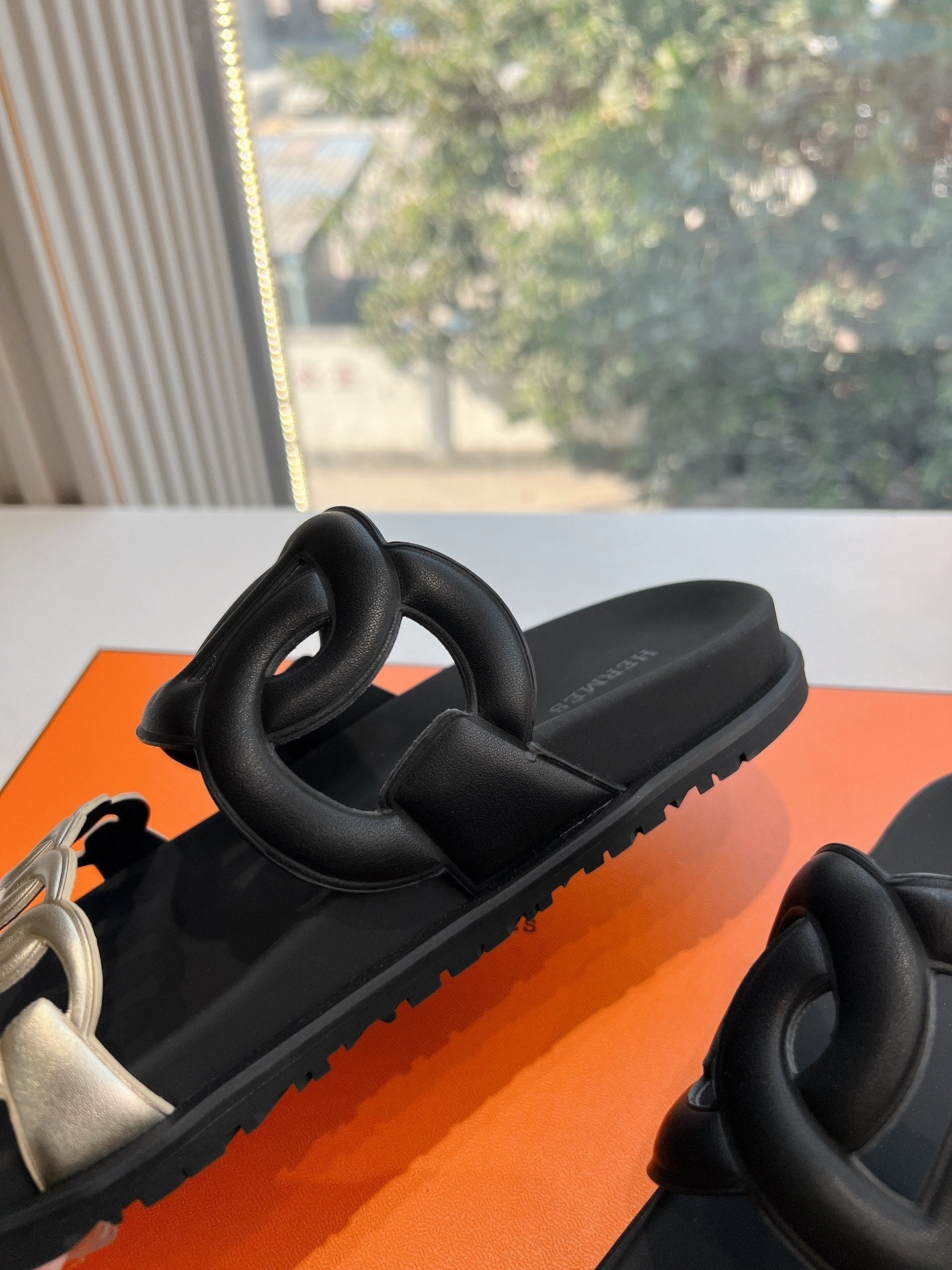 HM 25 Extra Sandal Black Gold Metalic Calfskin