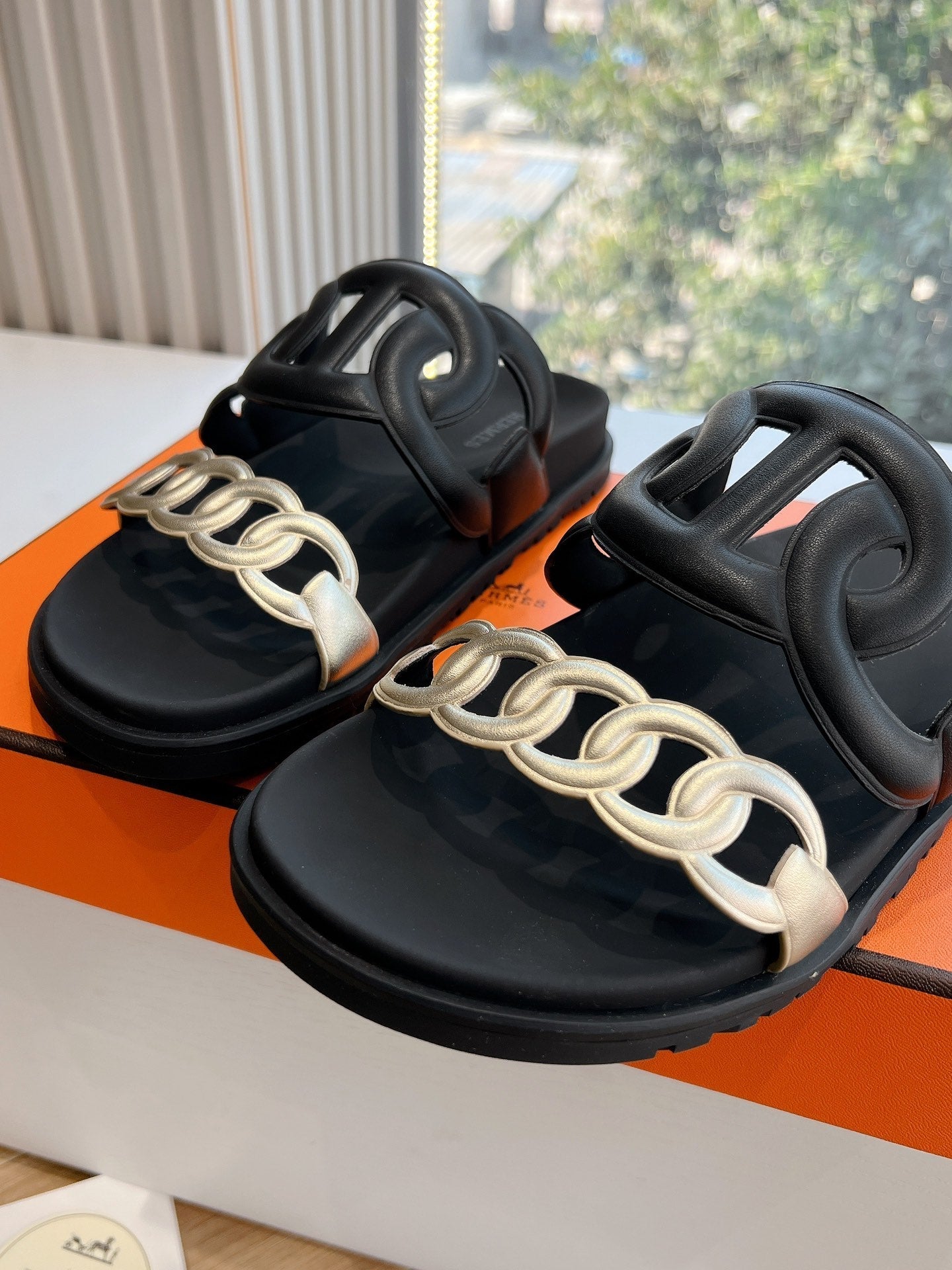 HM 25 Extra Sandal Black Gold Metalic Calfskin