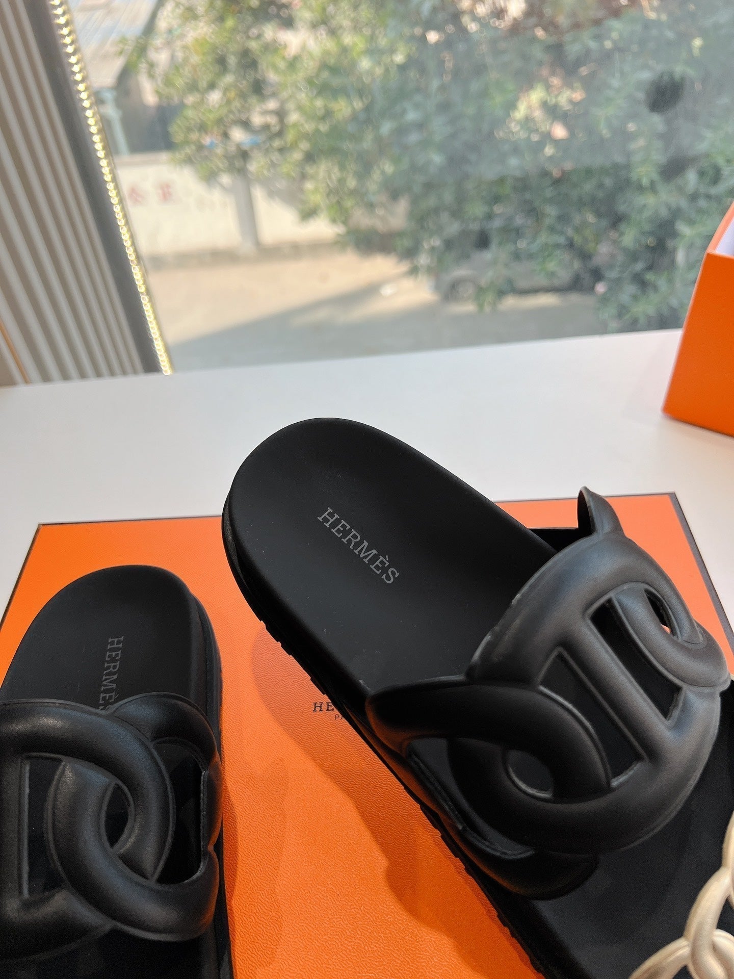 HM 25 Extra Sandal Black Gold Metalic Calfskin