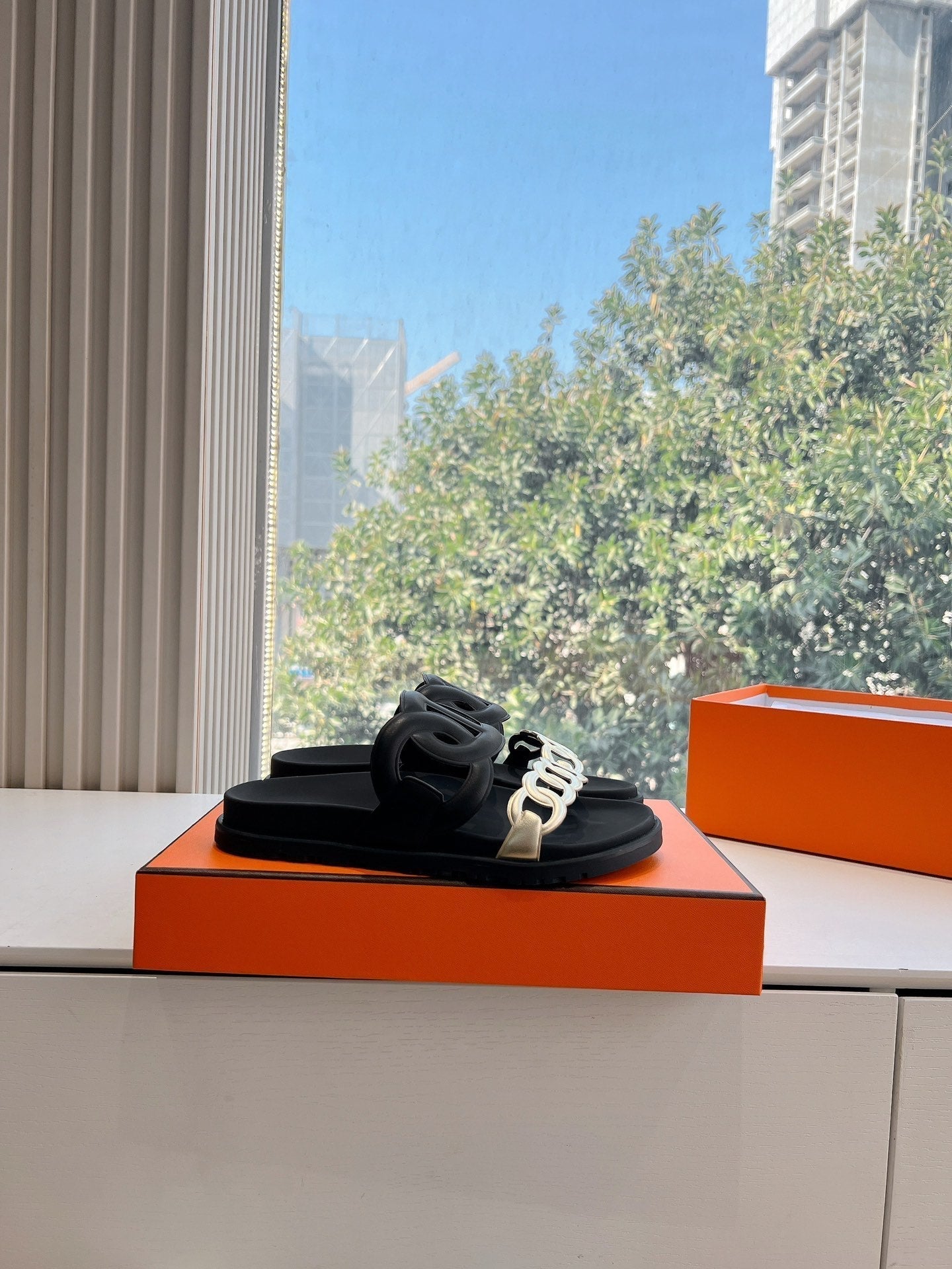 HM 25 Extra Sandal Black Gold Metalic Calfskin