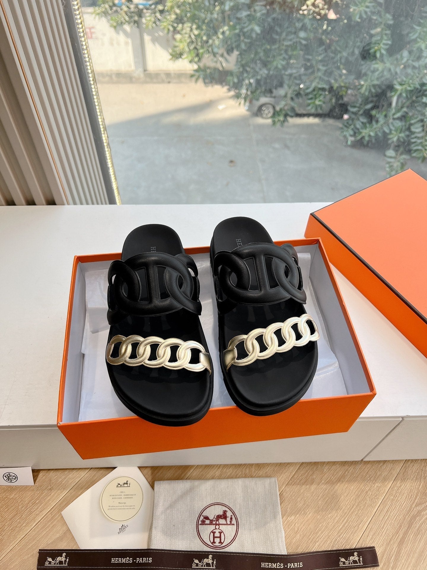 HM 25 Extra Sandal Black Gold Metalic Calfskin