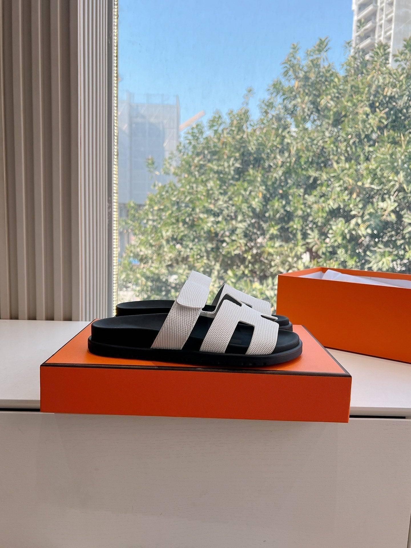 HM Chypre Sandal White Grained Calfskin 202798