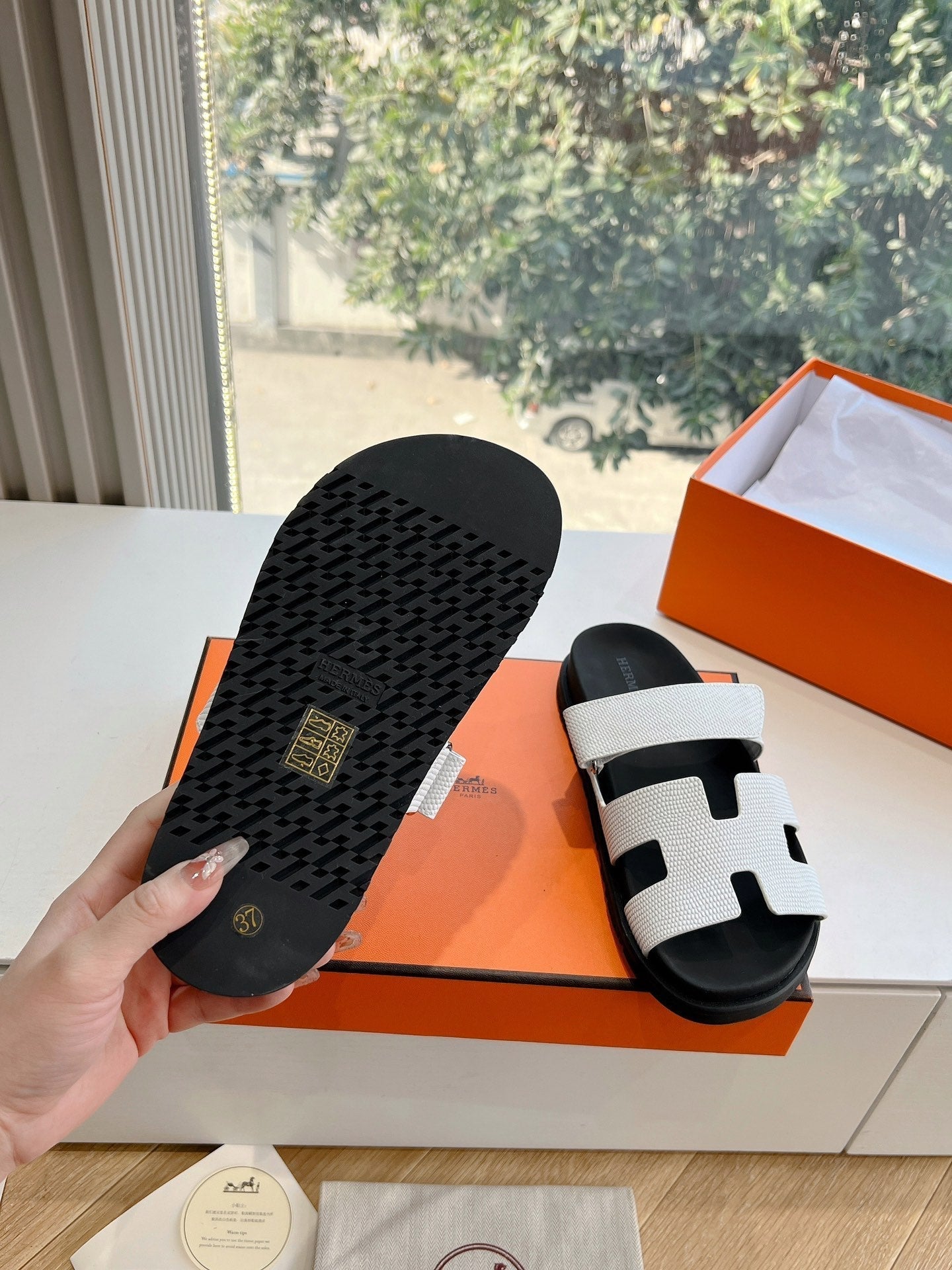 HM Chypre Sandal White Grained Calfskin 202798