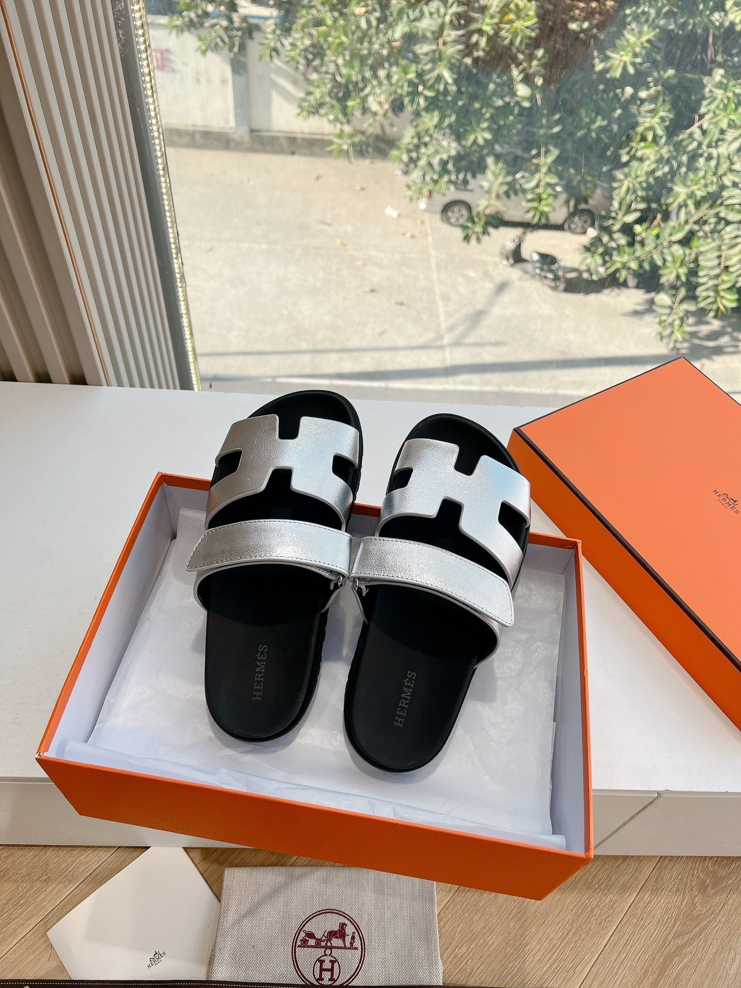 HM Chypre Sandal Silver Calfskin 202812