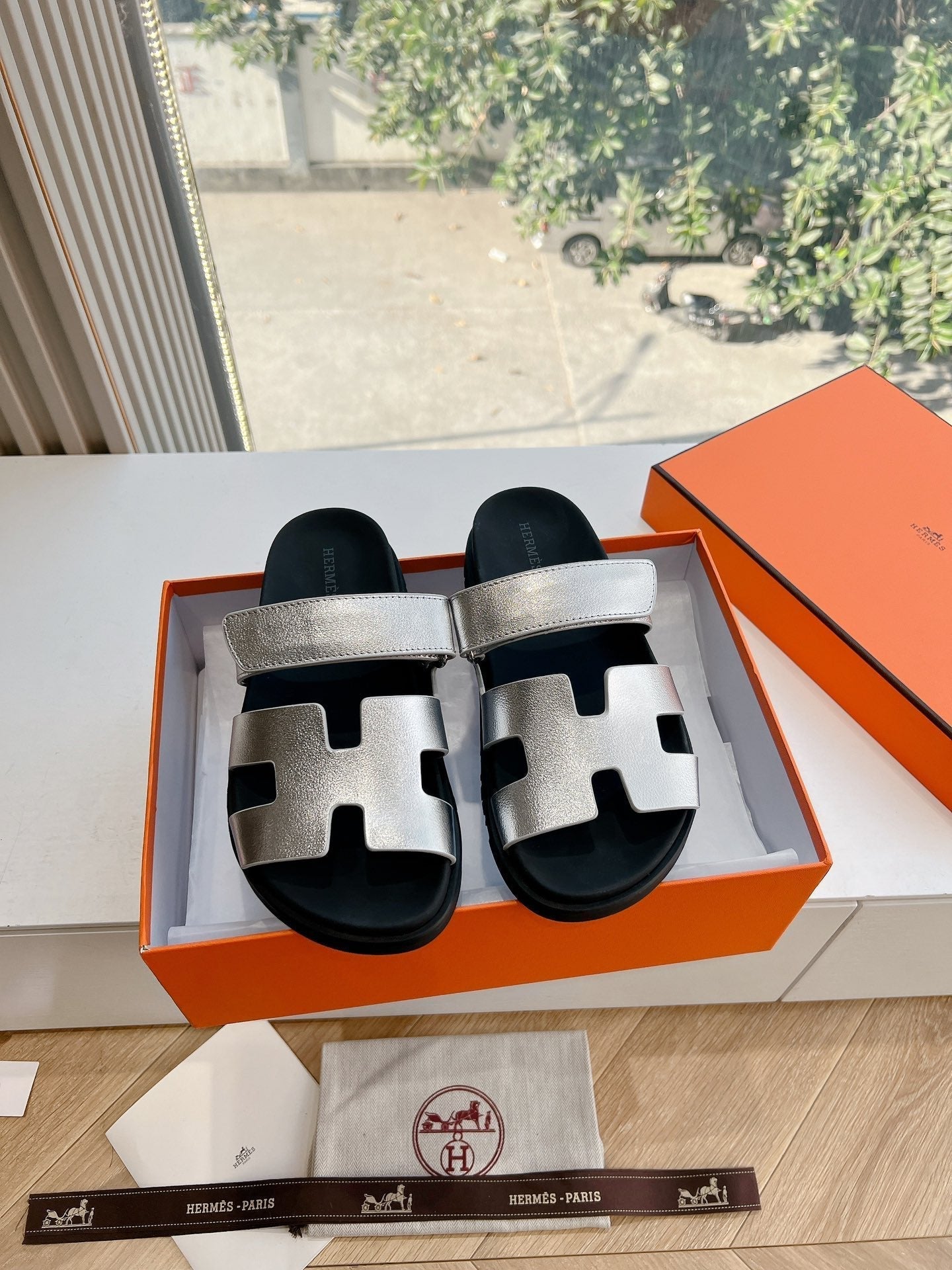 HM Chypre Sandal Silver Calfskin 202812