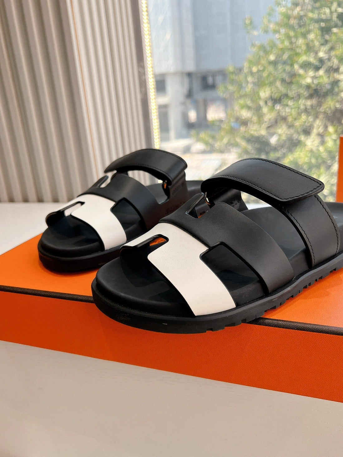 HM Chypre Sandal Black Mix White Calfskin 202814