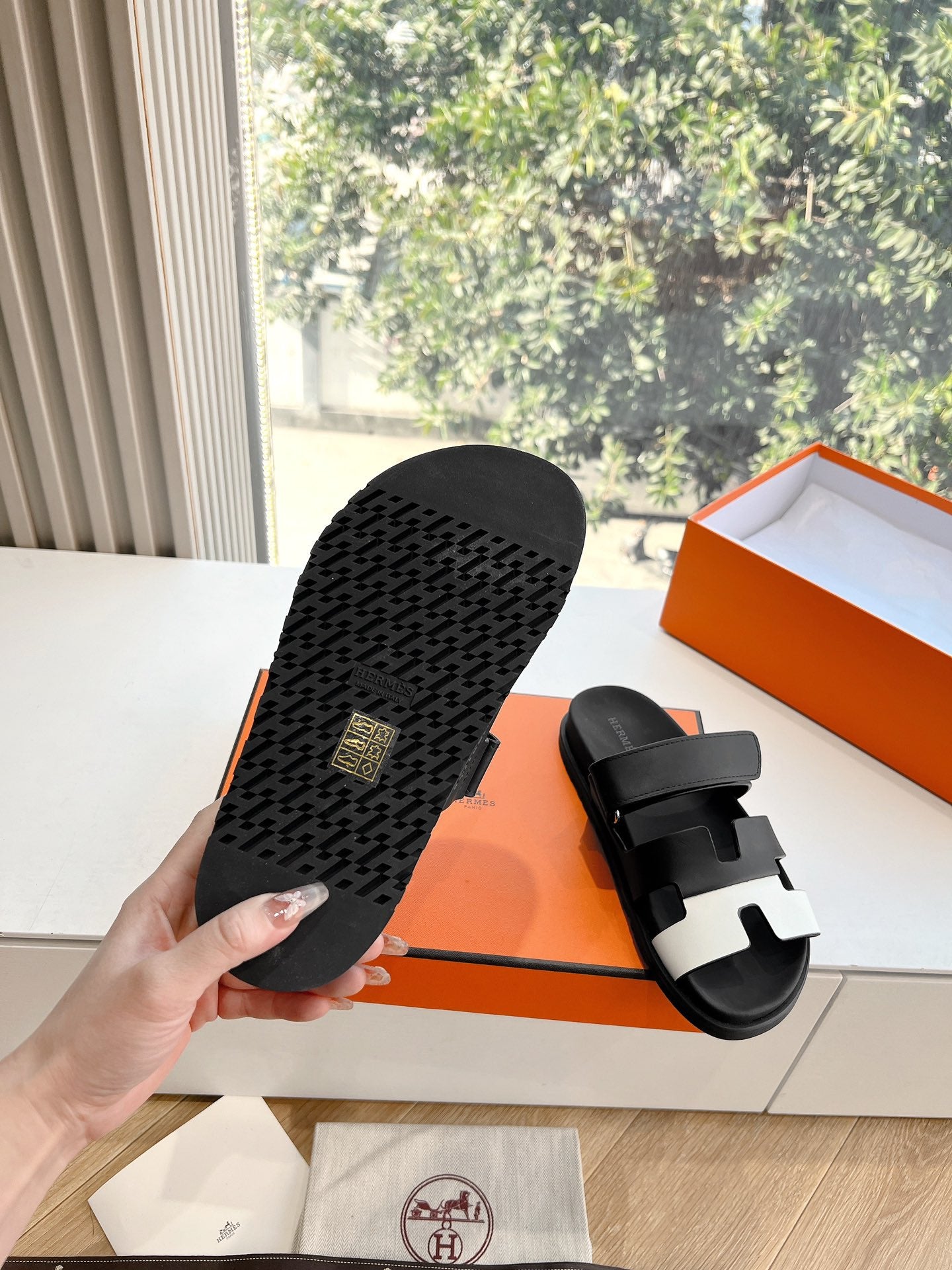 HM Chypre Sandal Black Mix White Calfskin 202814