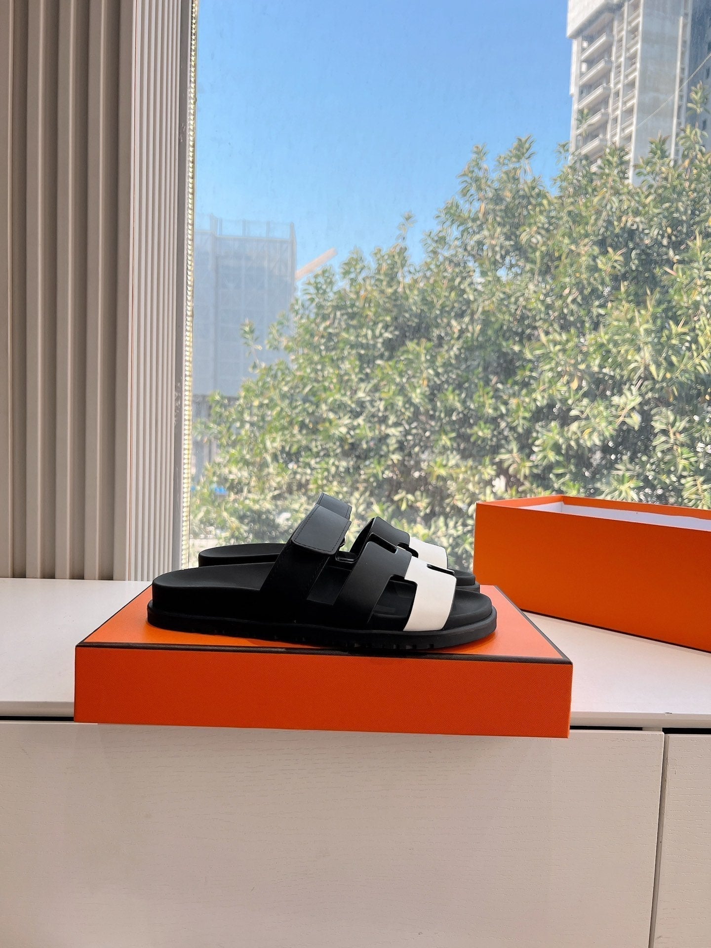 HM Chypre Sandal Black Mix White Calfskin 202814