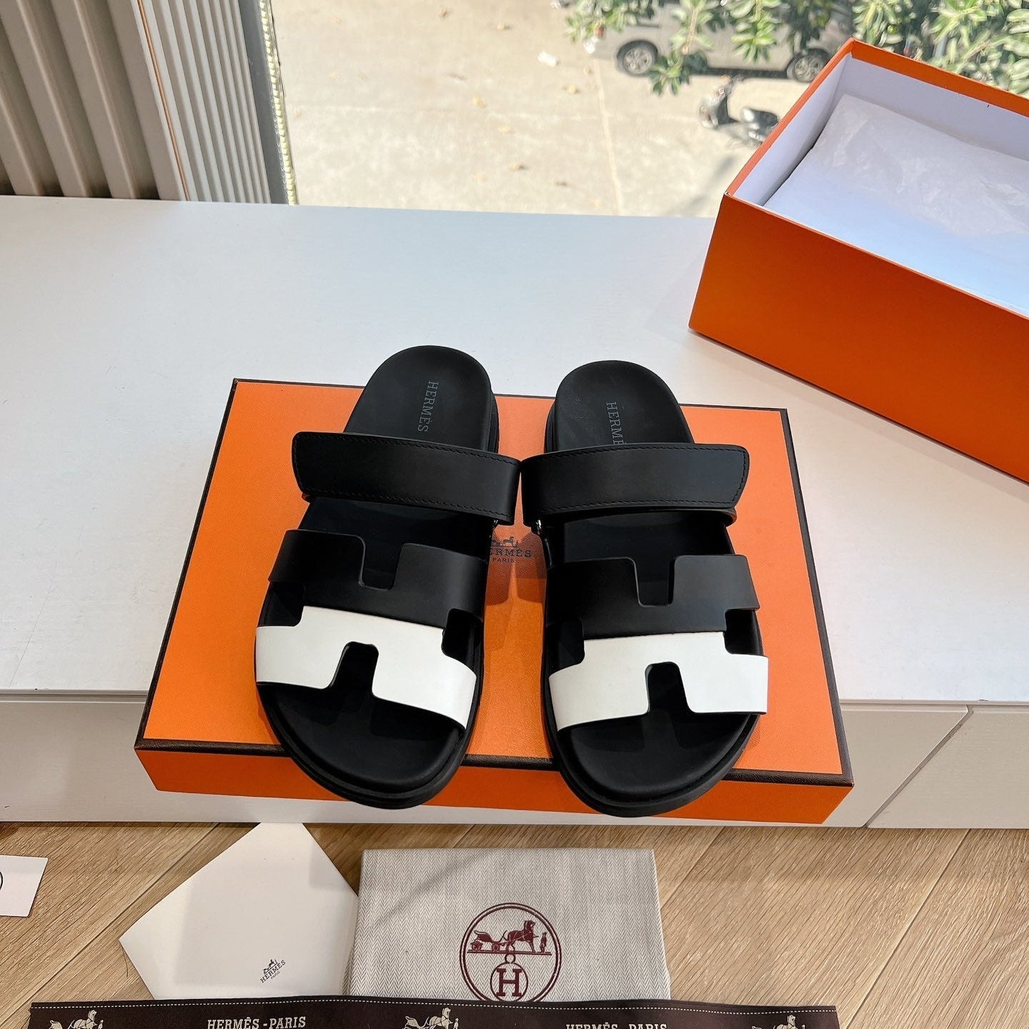 HM Chypre Sandal Black Mix White Calfskin 202814