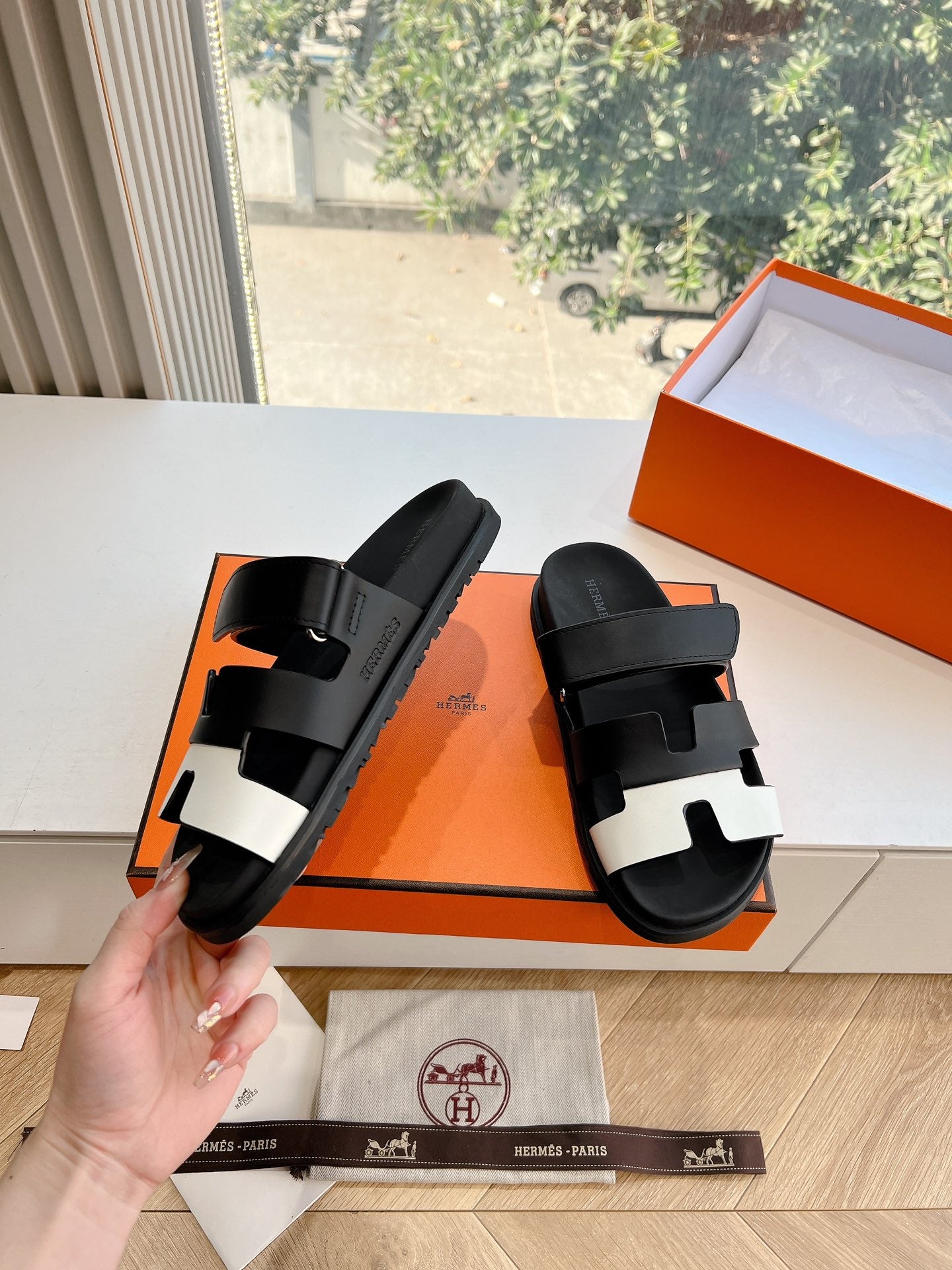 HM Chypre Sandal Black Mix White Calfskin 202814