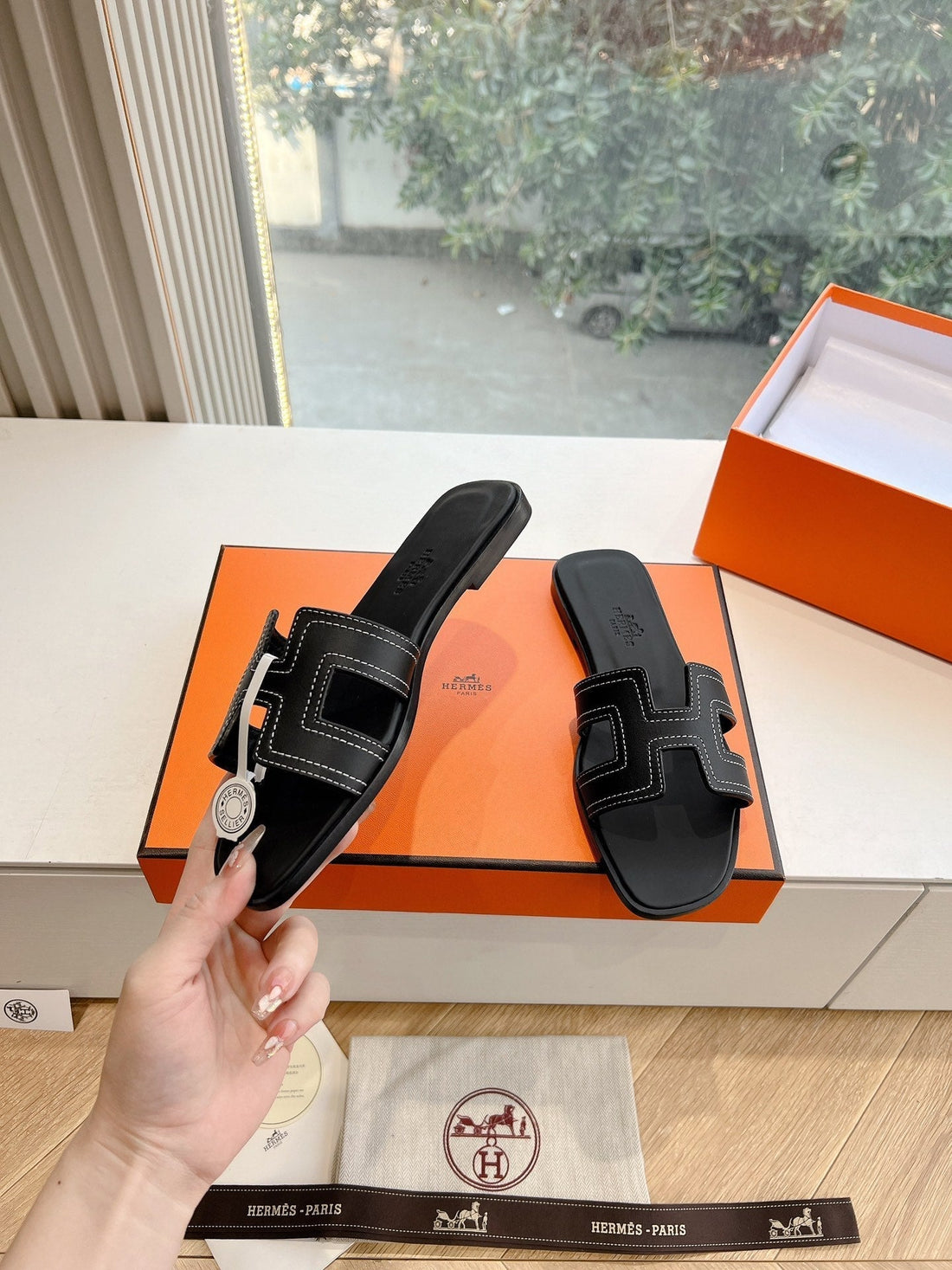 HM 25 Oran Sandal Black Calfskin White Thread Embroidery