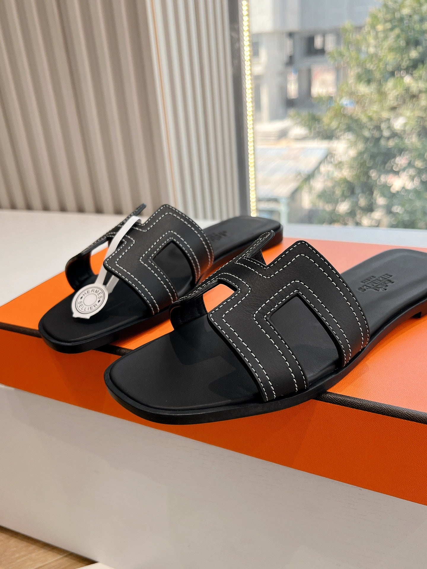 HM 25C Oran sandal Black Leather 202828