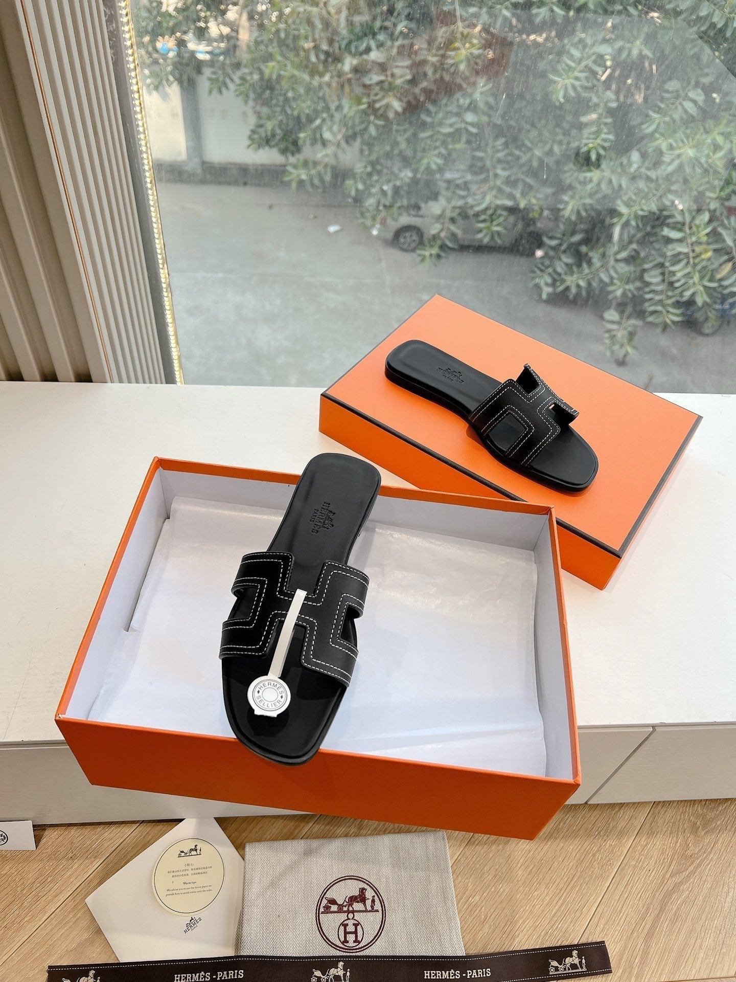 HM 25 Oran Sandal Black Calfskin White Thread Embroidery