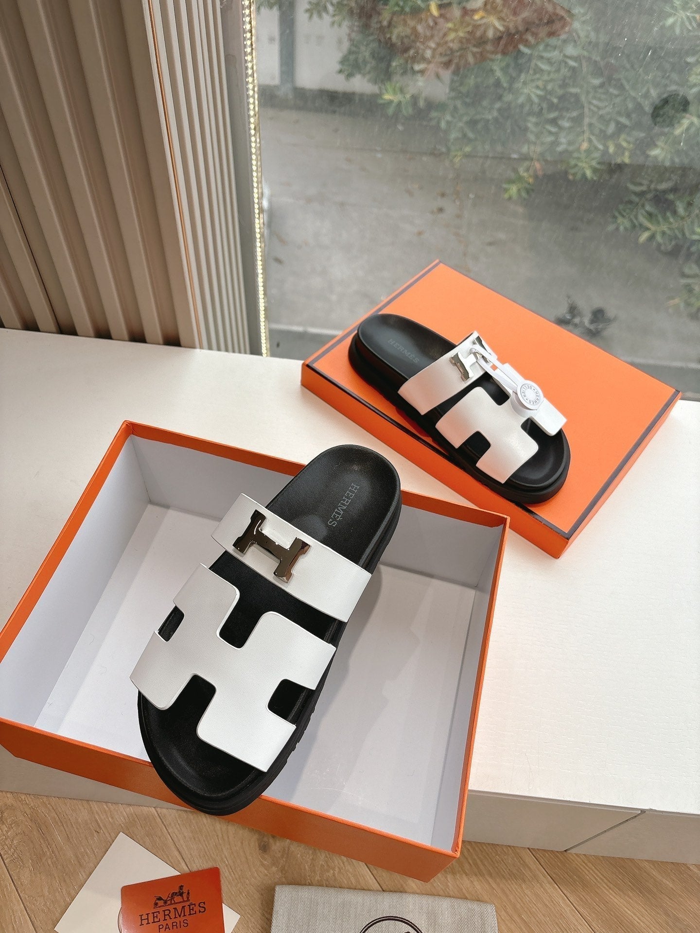 HM 25 Chypre Sandal White Calfskin Silver H