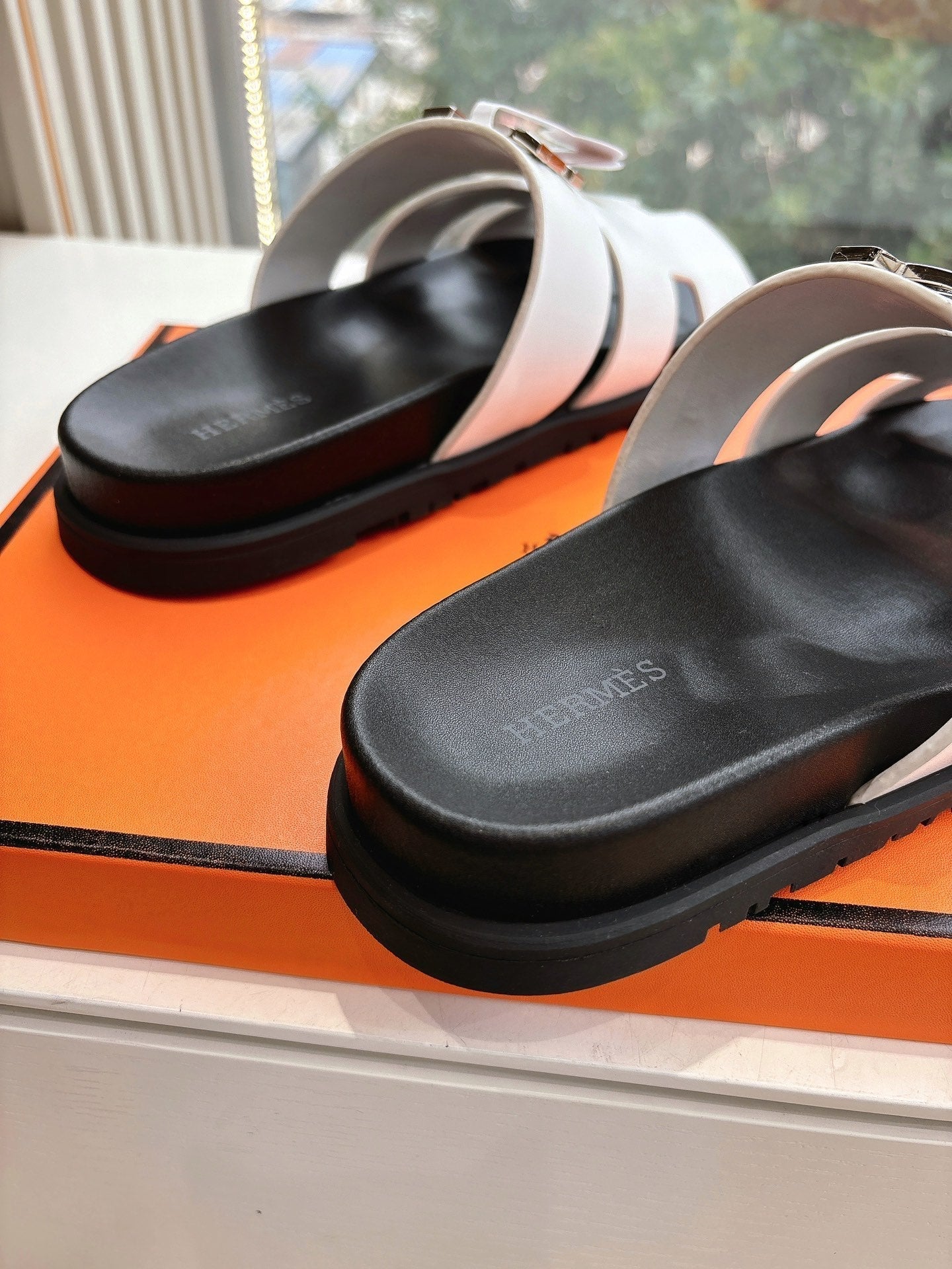 HM 25 Chypre Sandal White Calfskin Silver H