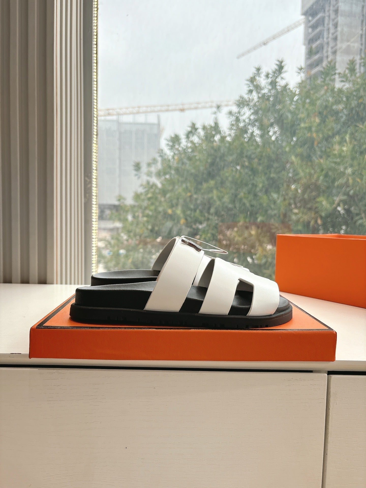 HM 25 Chypre Sandal White Calfskin Silver H