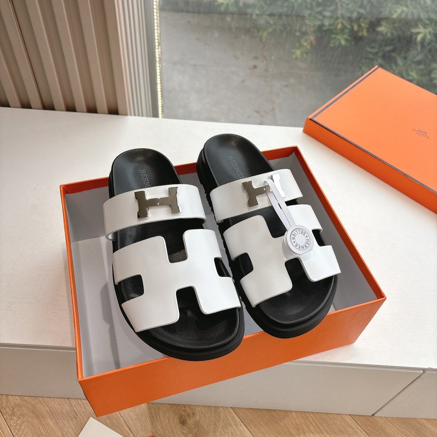 HM 25 Chypre Sandal White Calfskin Silver H