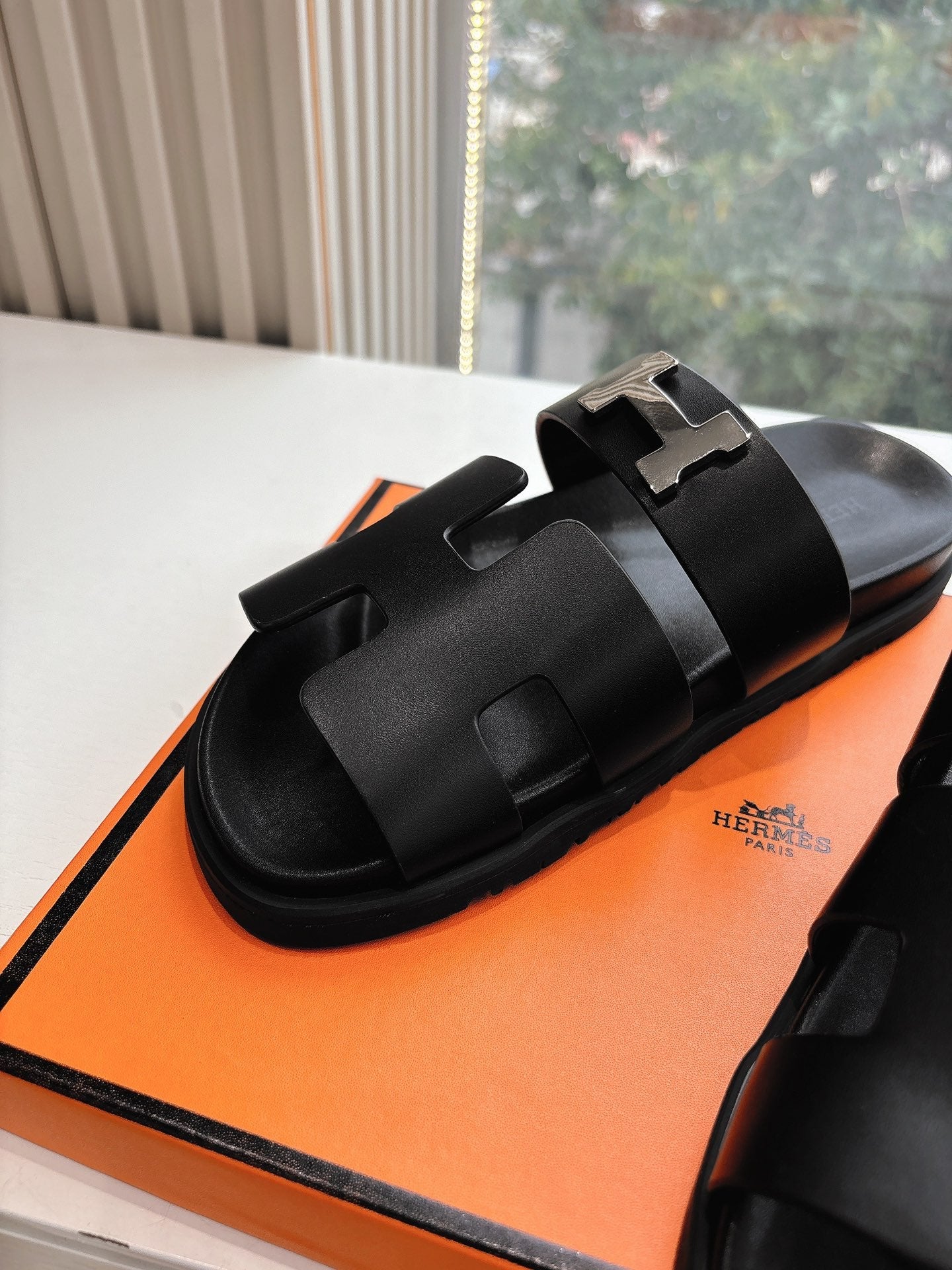 HM 25 Chypre Sandal Black Calfskin Silver H