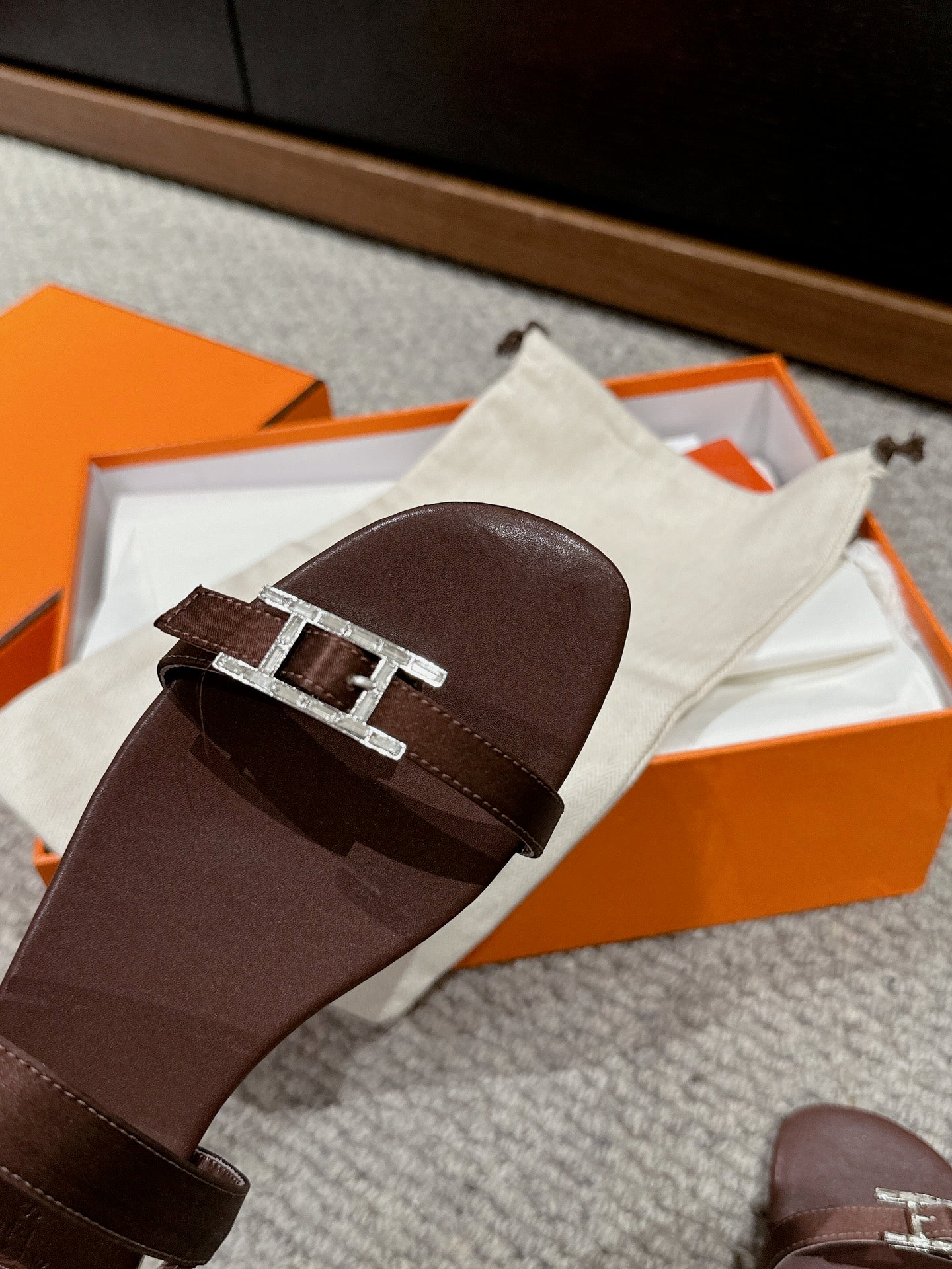 BUCKLE SANDAL CHOCOLATE CALFSKIN