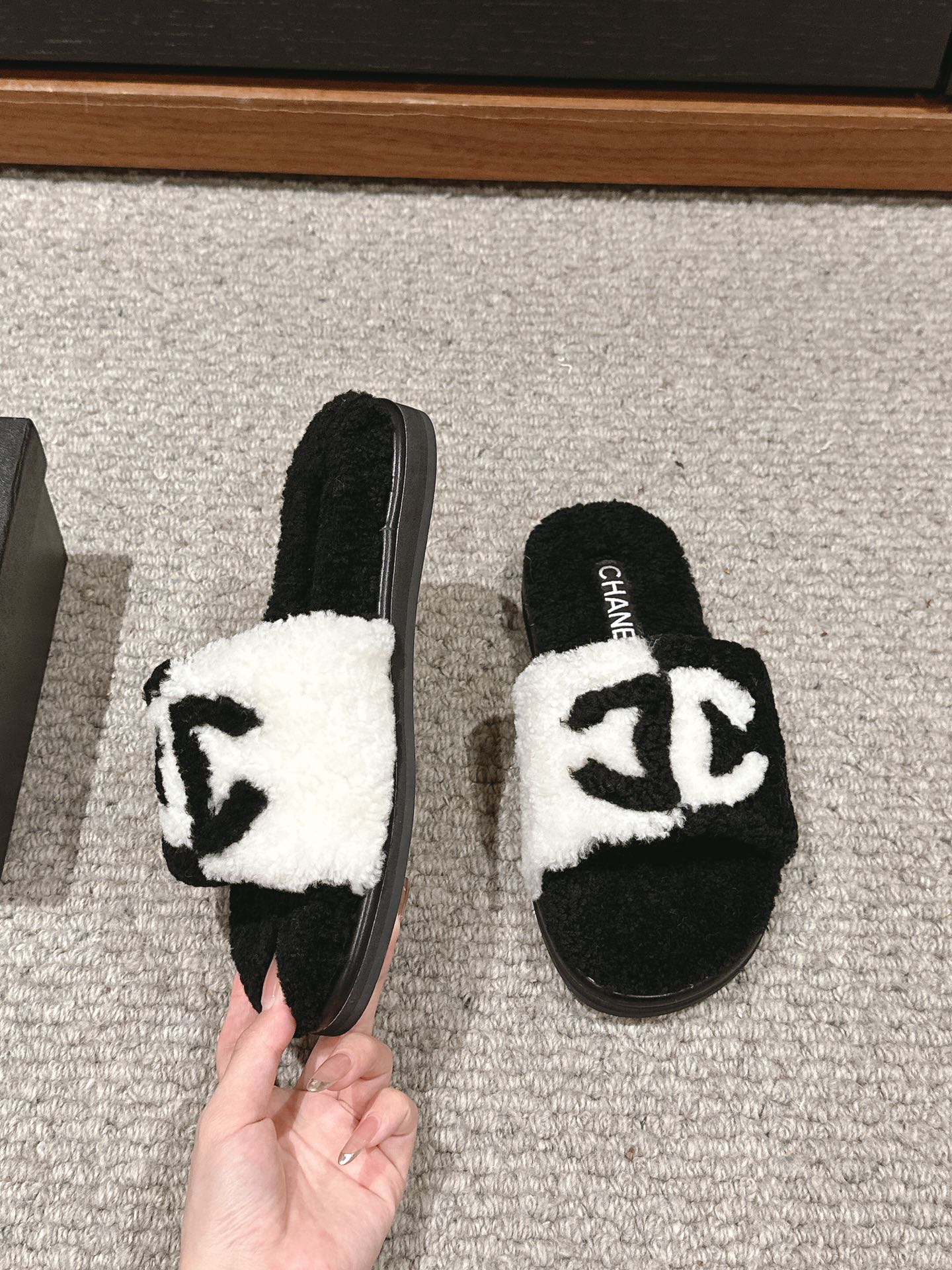 CC SLIPPERS IN BLACK MIX WHITE FLEECE