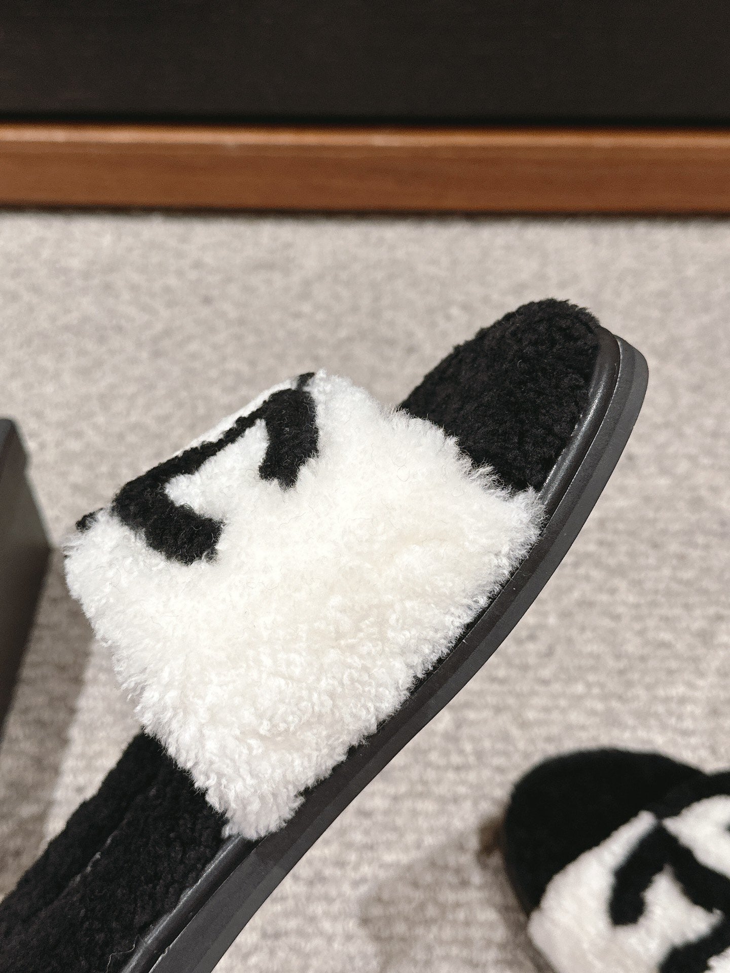 CC SLIPPERS IN BLACK MIX WHITE FLEECE
