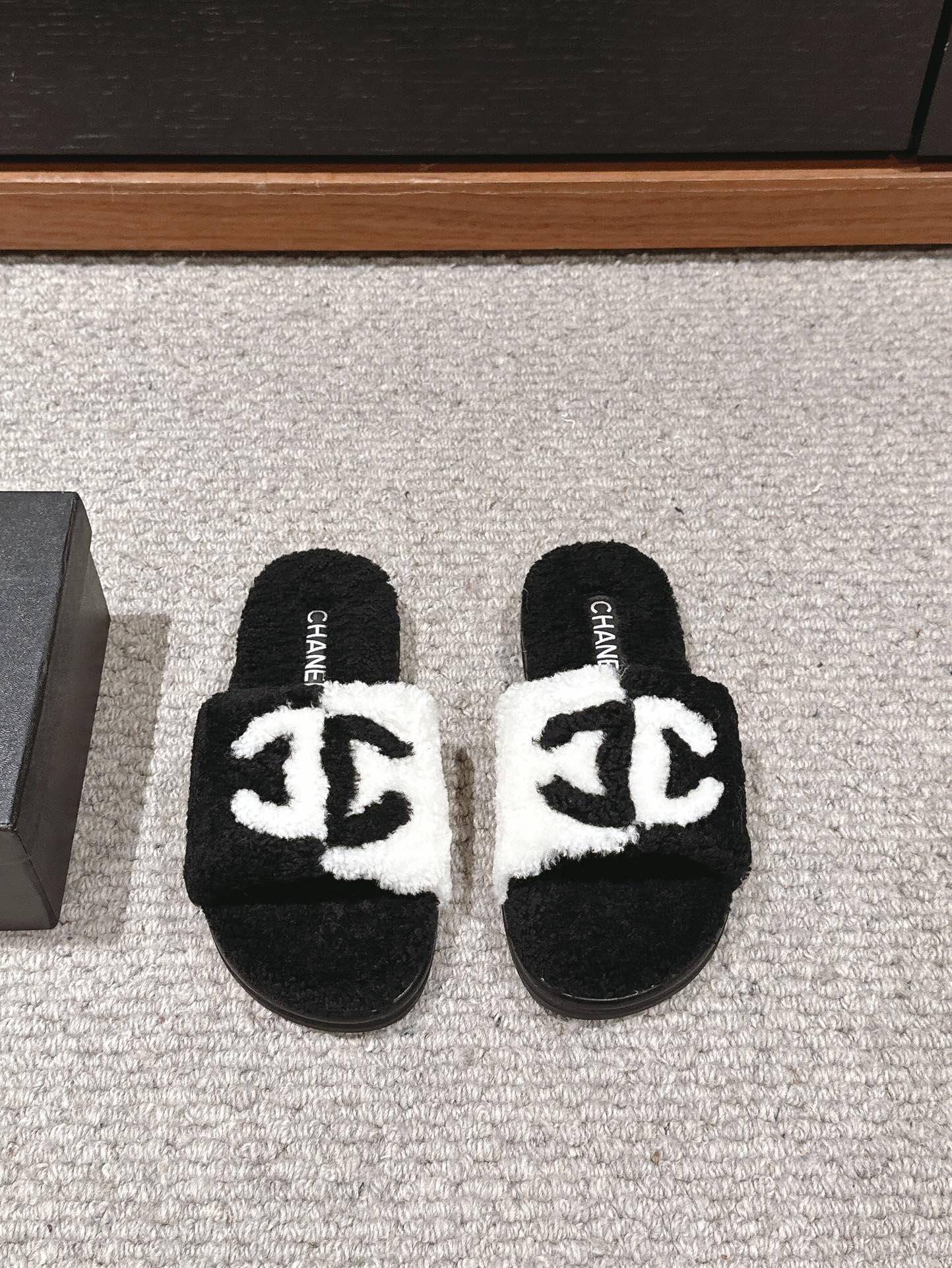 CC SLIPPERS IN BLACK MIX WHITE FLEECE