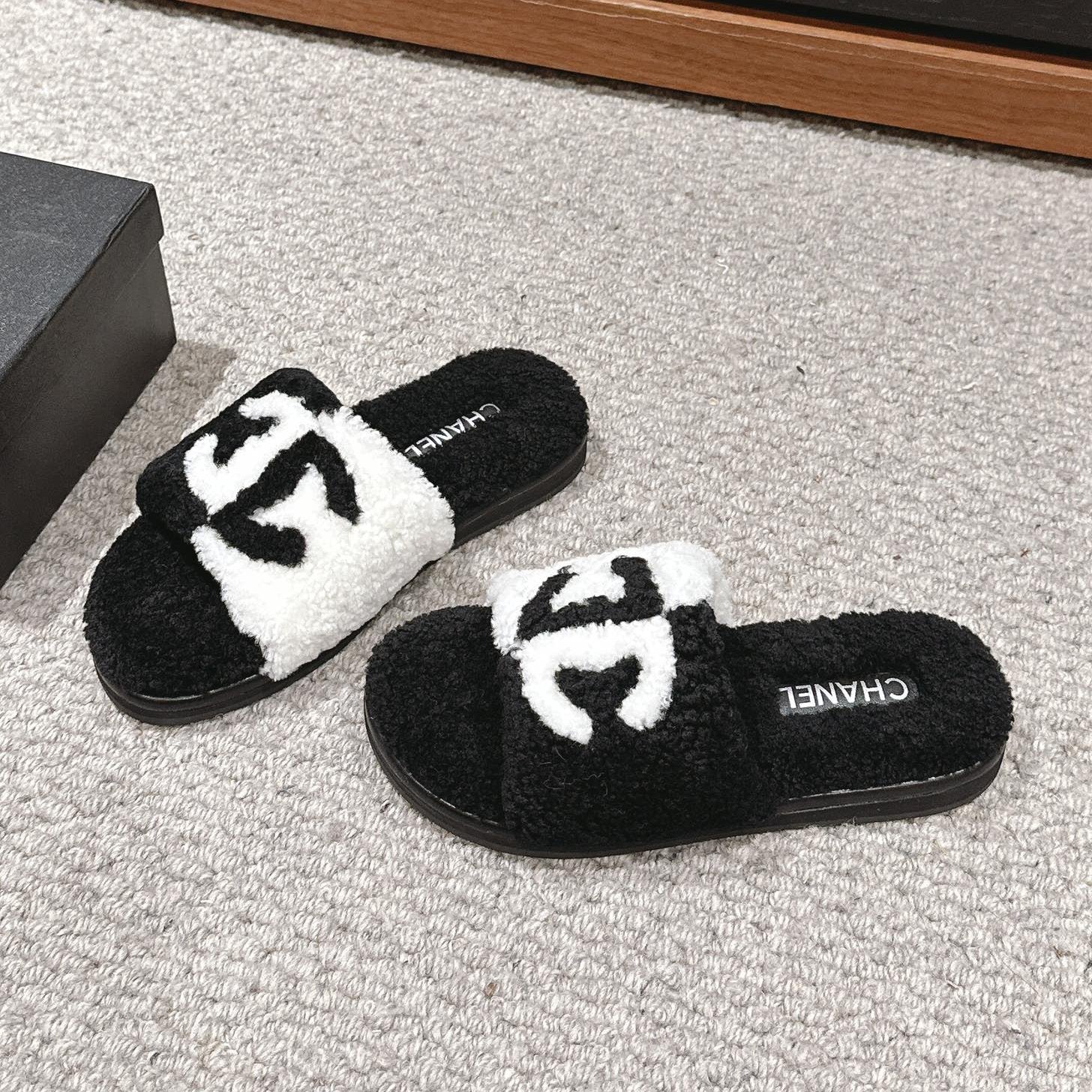 CC SLIPPERS IN BLACK MIX WHITE FLEECE