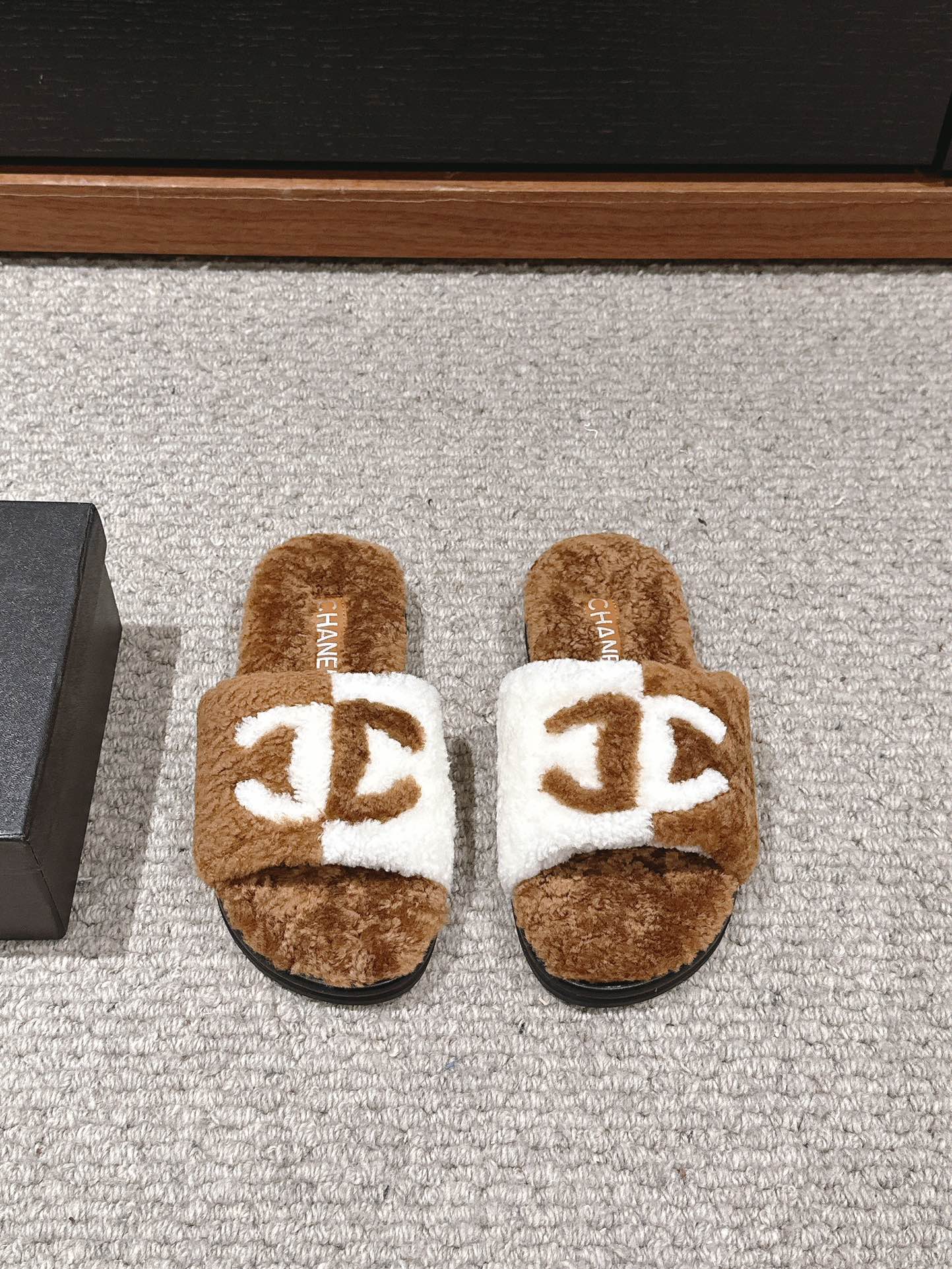 CC SLIPPERS IN CIDER BROWN MIX WHITE FLEECE