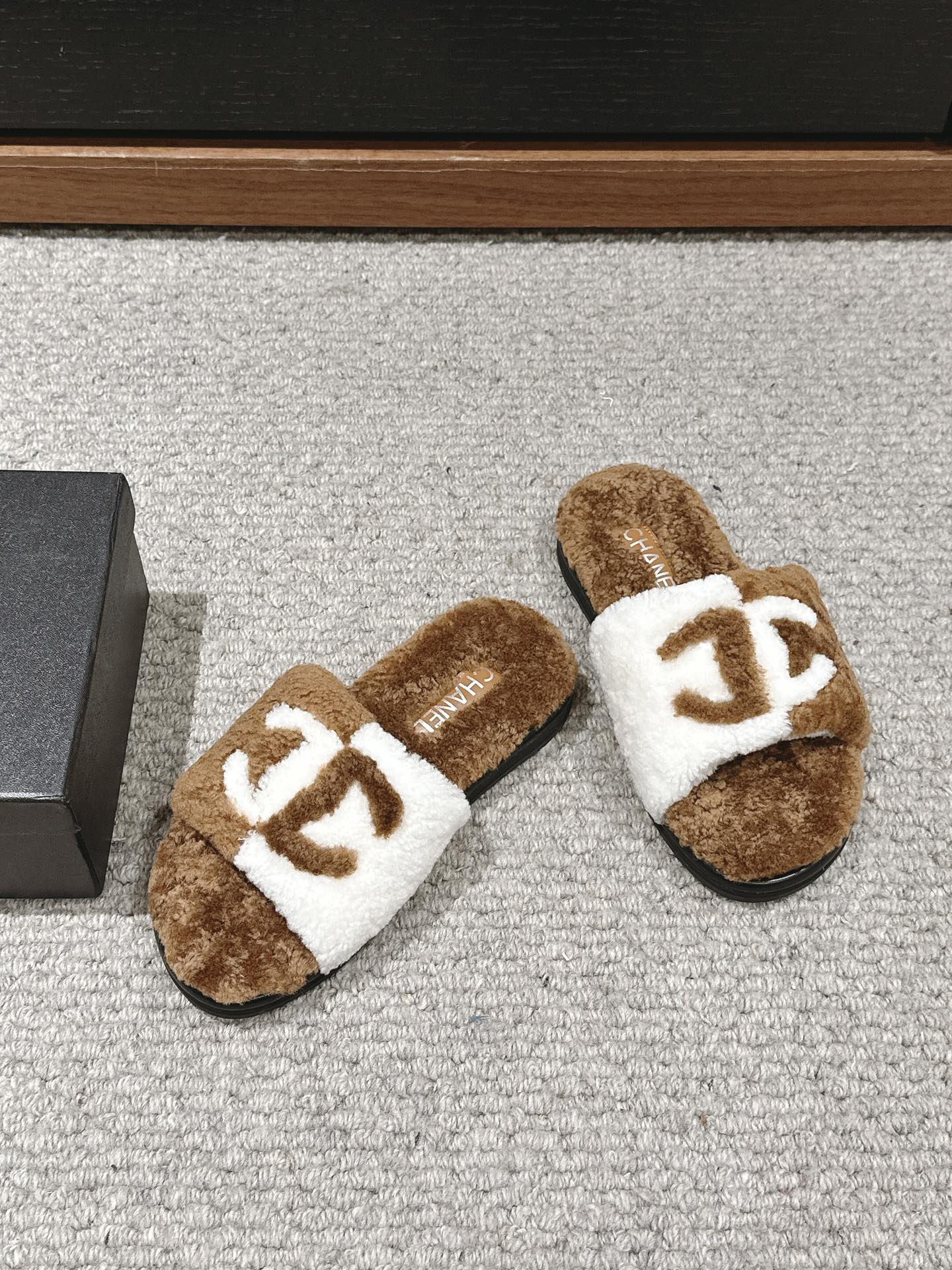 CC SLIPPERS IN CIDER BROWN MIX WHITE FLEECE