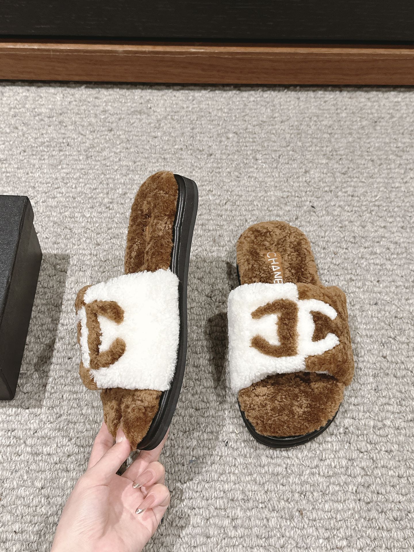 CC SLIPPERS IN CIDER BROWN MIX WHITE FLEECE
