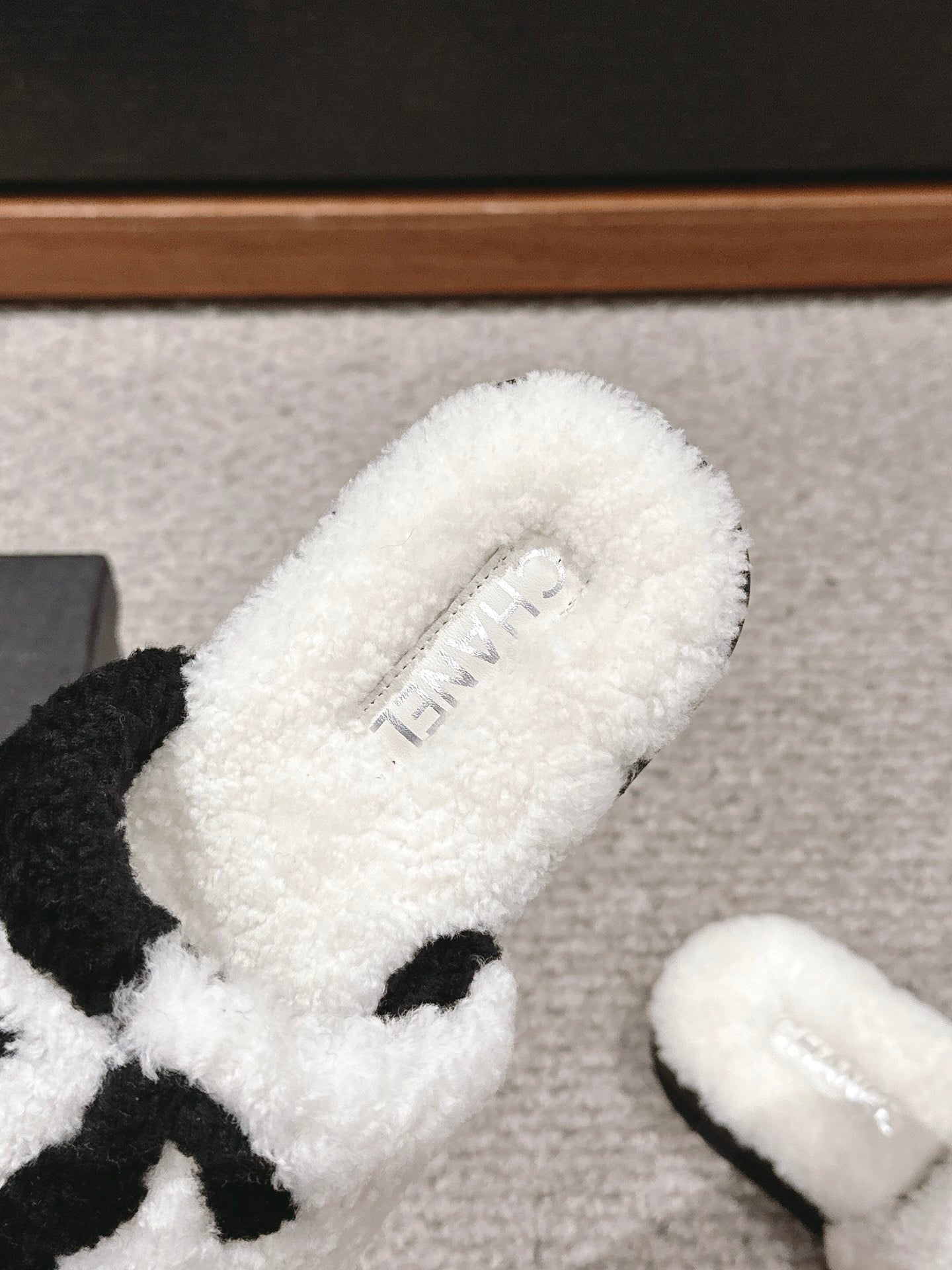 CC SLIPPERS IN WHITE MIX BLACK FLEECE