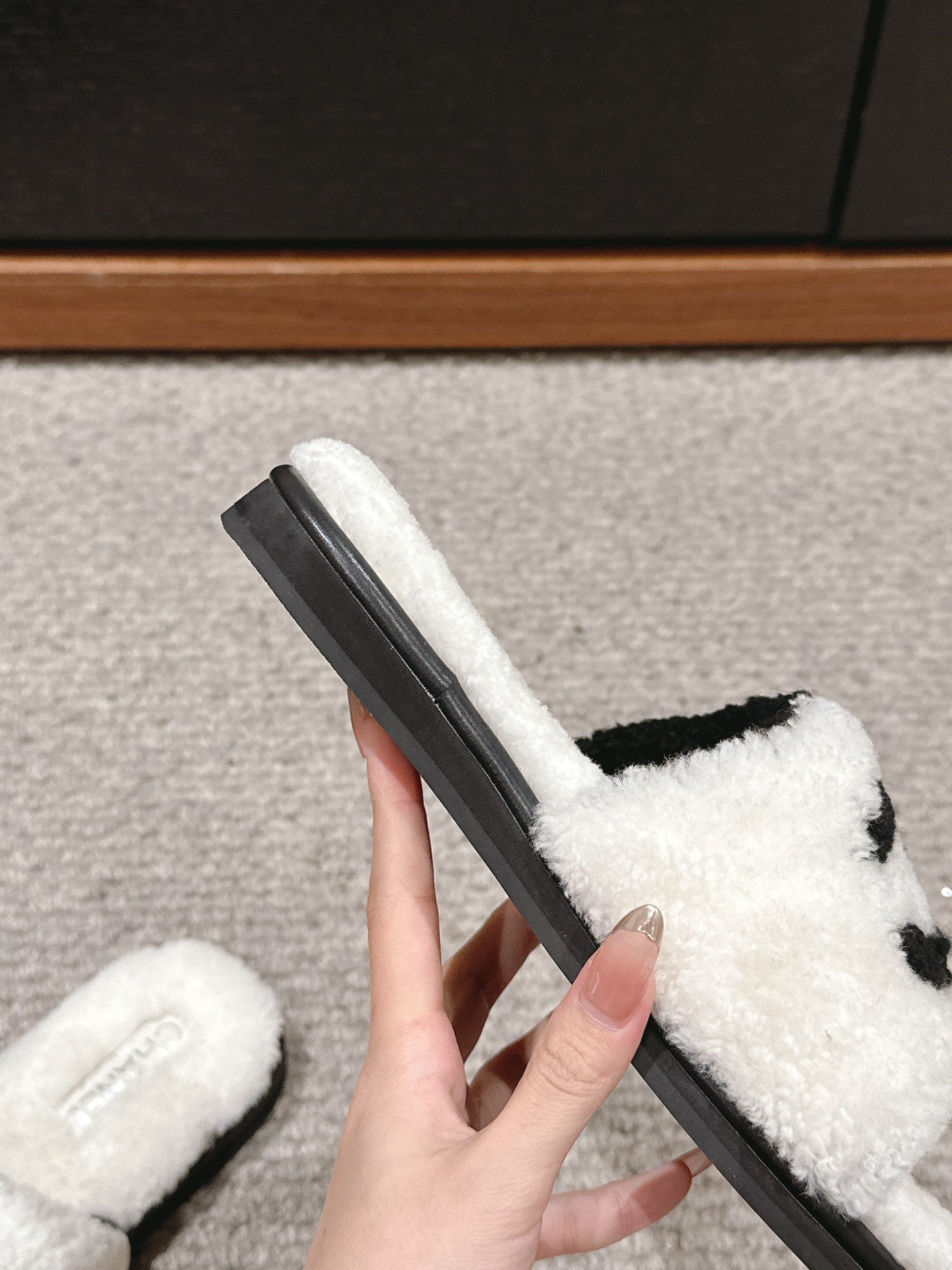 CC SLIPPERS IN WHITE MIX BLACK FLEECE