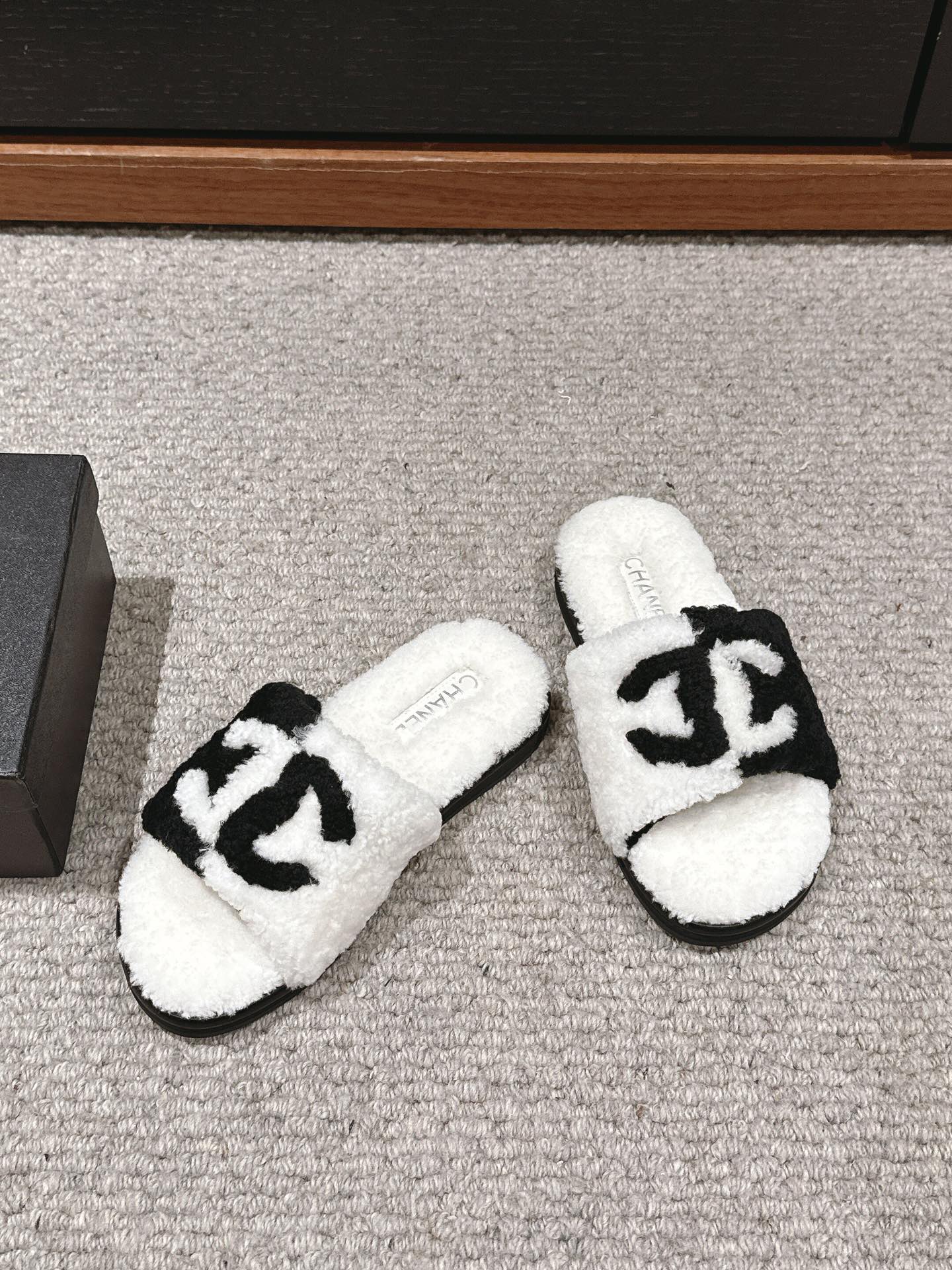 CC SLIPPERS IN WHITE MIX BLACK FLEECE