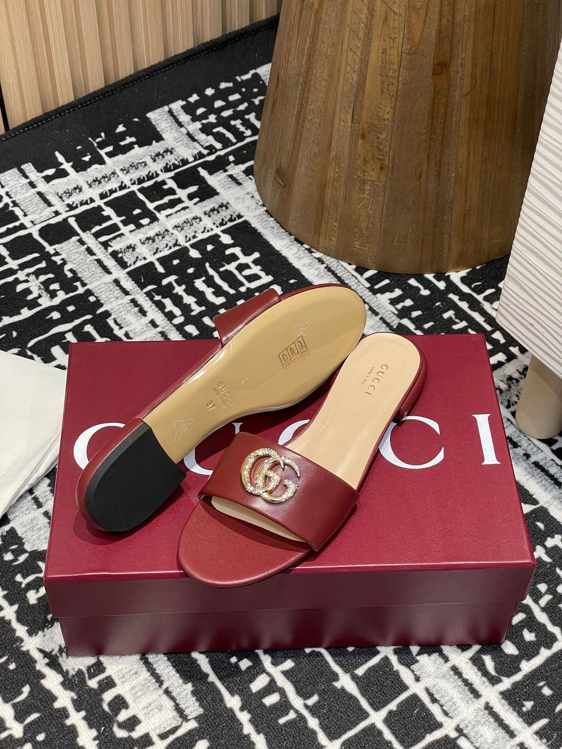 GC 25s flat sandals burgundy metallic leather