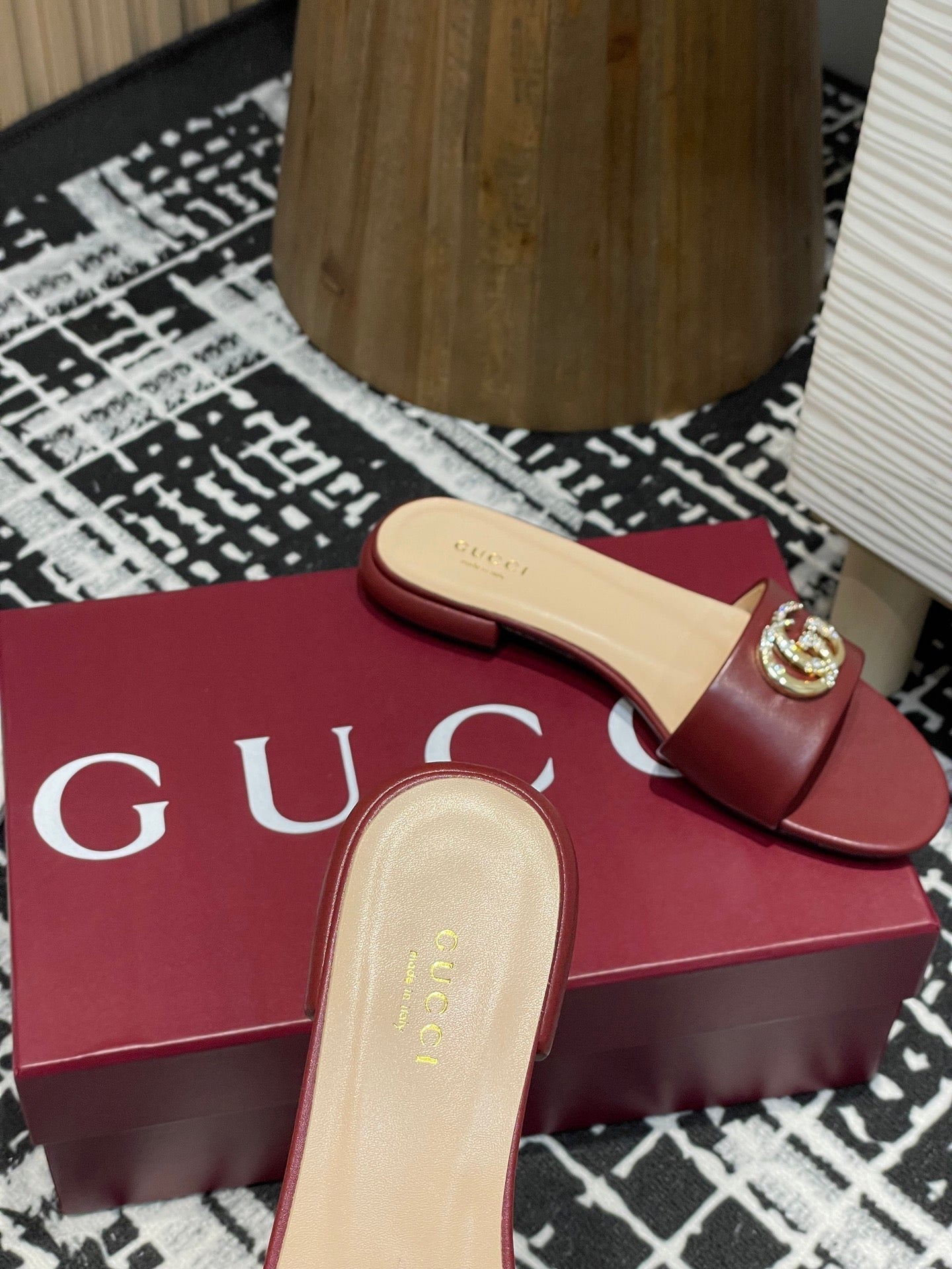 GC 25s flat sandals burgundy metallic leather