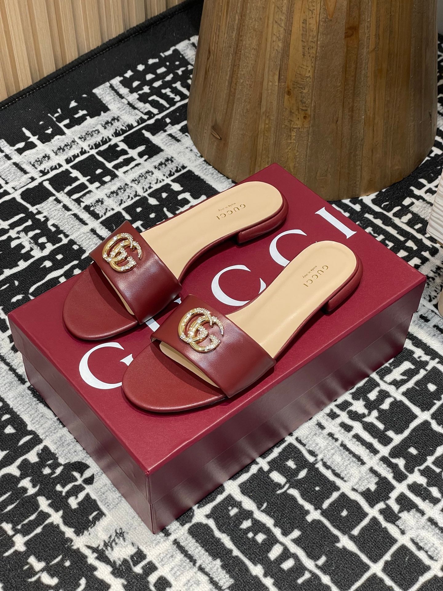 GC 25s flat sandals burgundy metallic leather