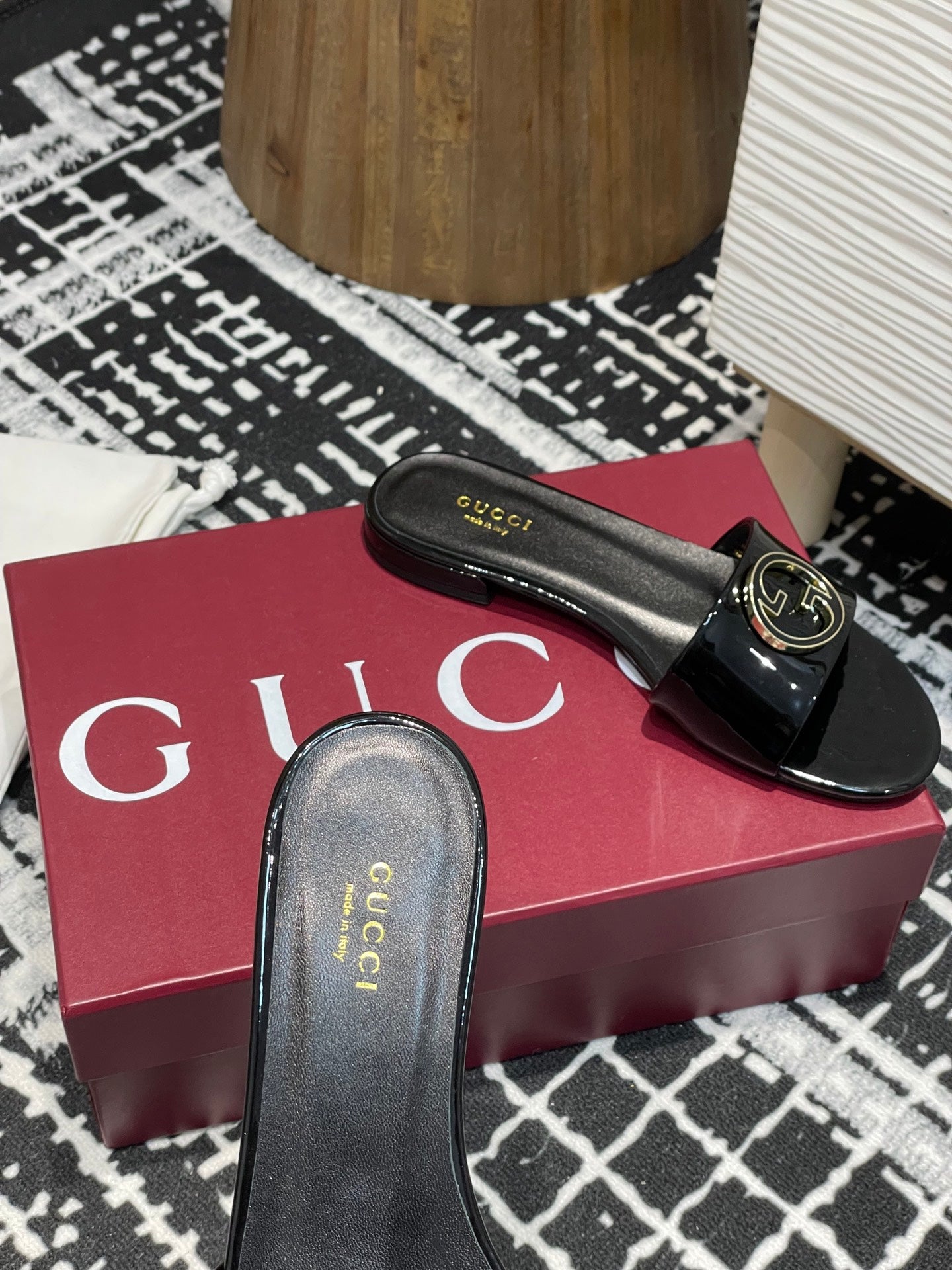 GC 25s flat sandals black patent leather