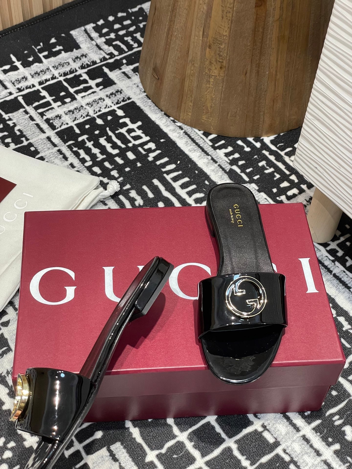 GC 25s flat sandals black patent leather