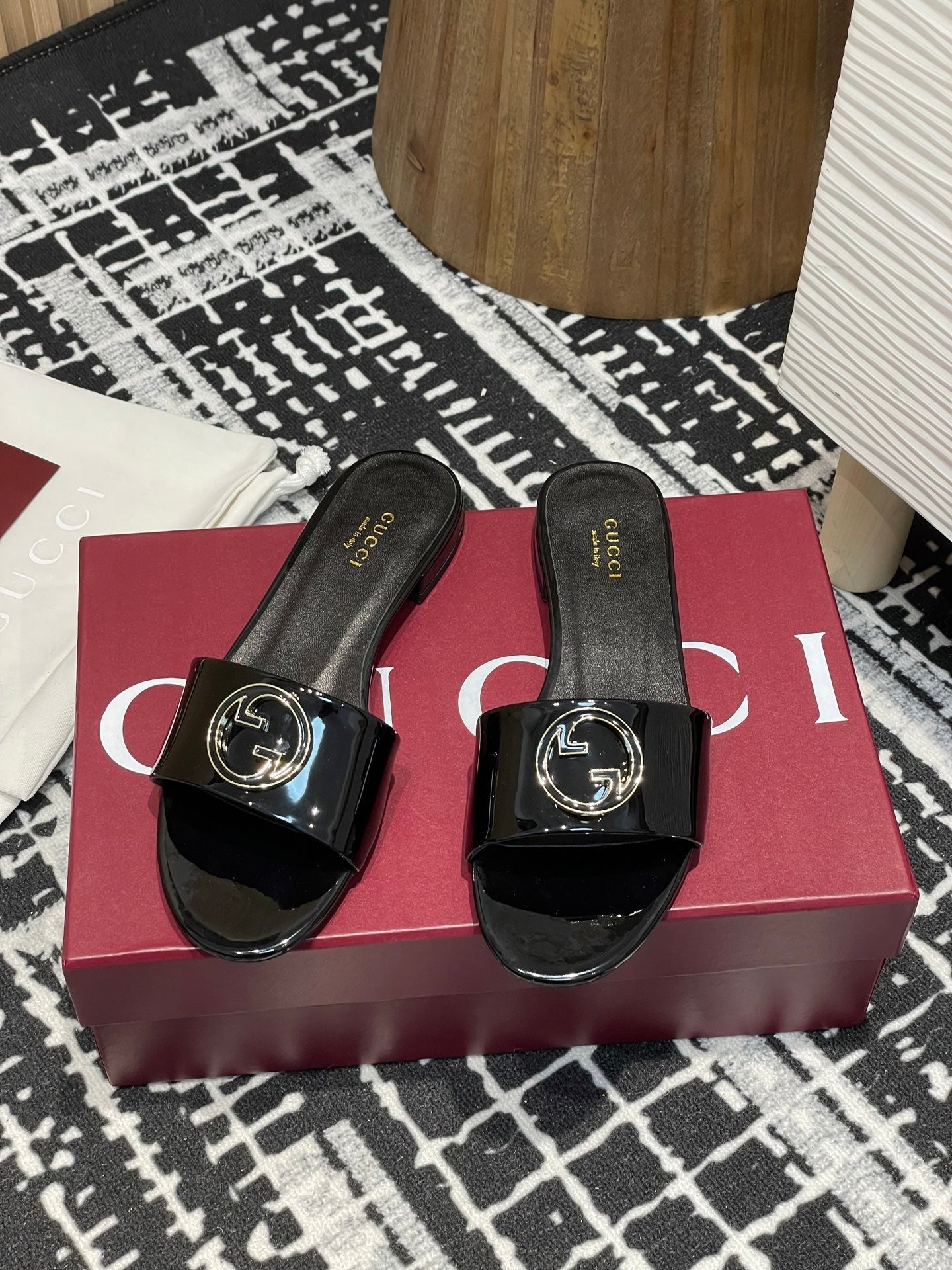 GC 25s flat sandals black patent leather