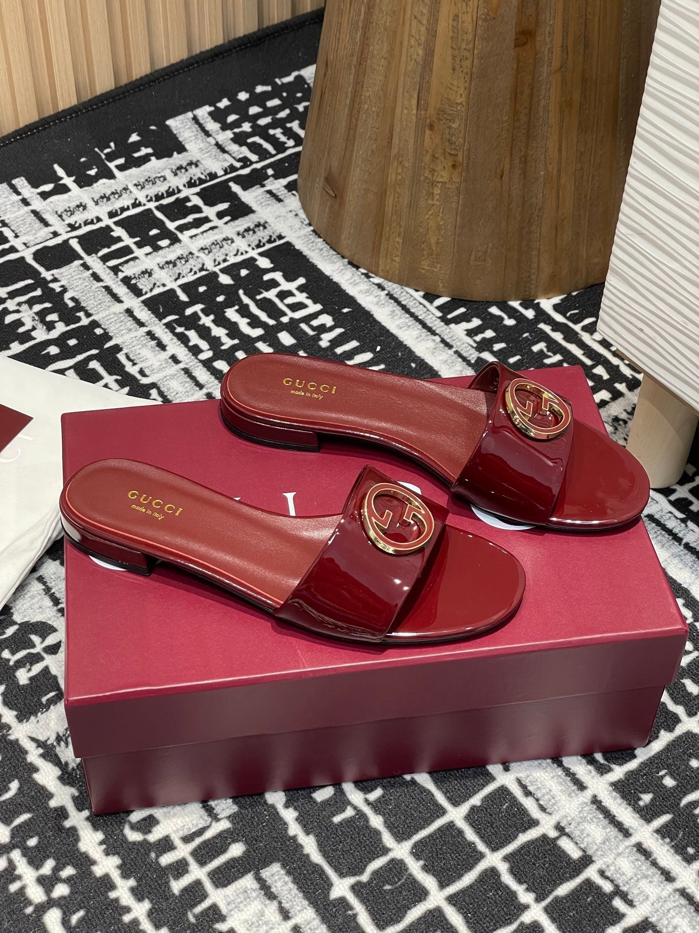 GC 25s flat sandals burgundy patent leather