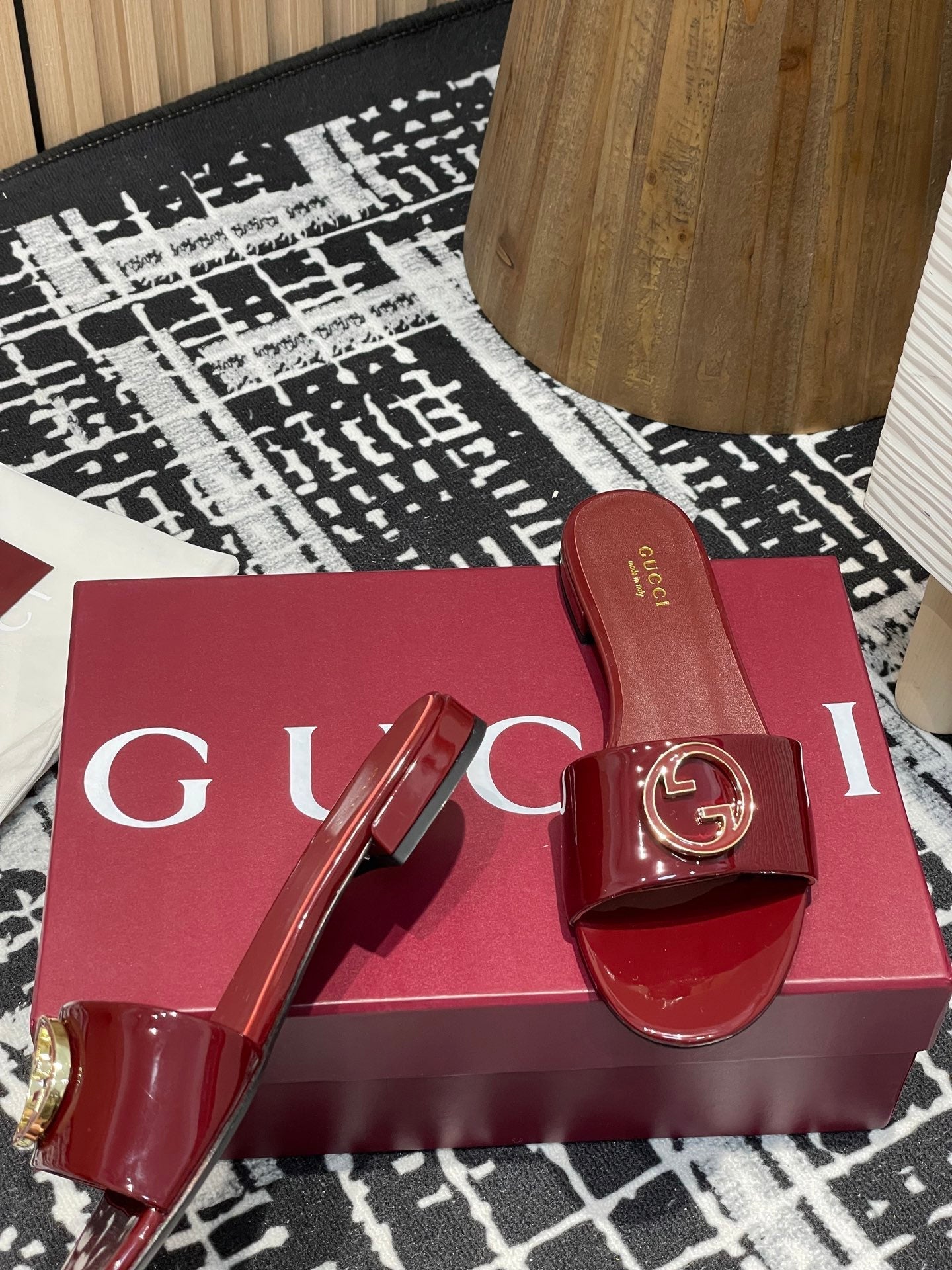 GC 25s flat sandals burgundy patent leather