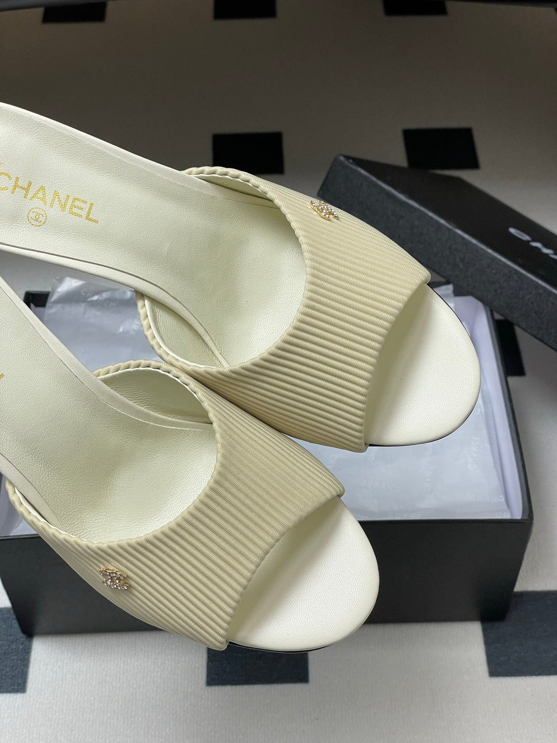 CC 25p Sandal Heel 8cm Cream Cloth