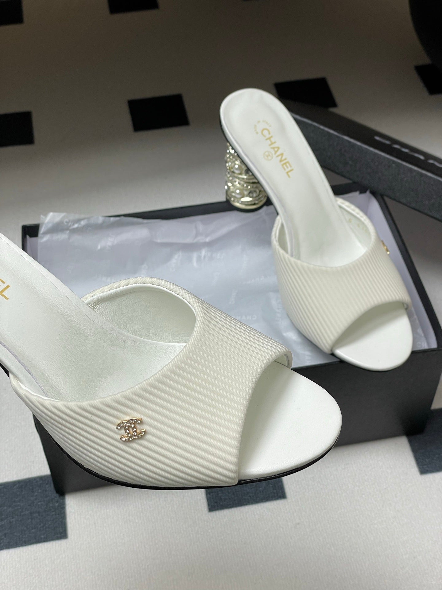 CC 25p Sandal Heel 8cm White Cloth