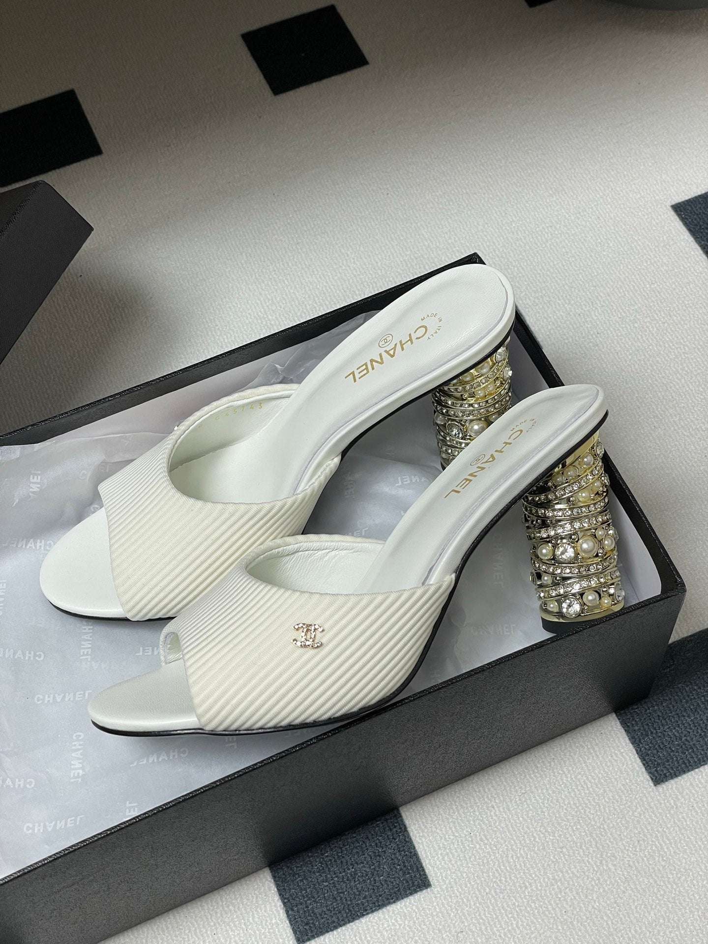 CC 25p Sandal Heel 8cm White Cloth