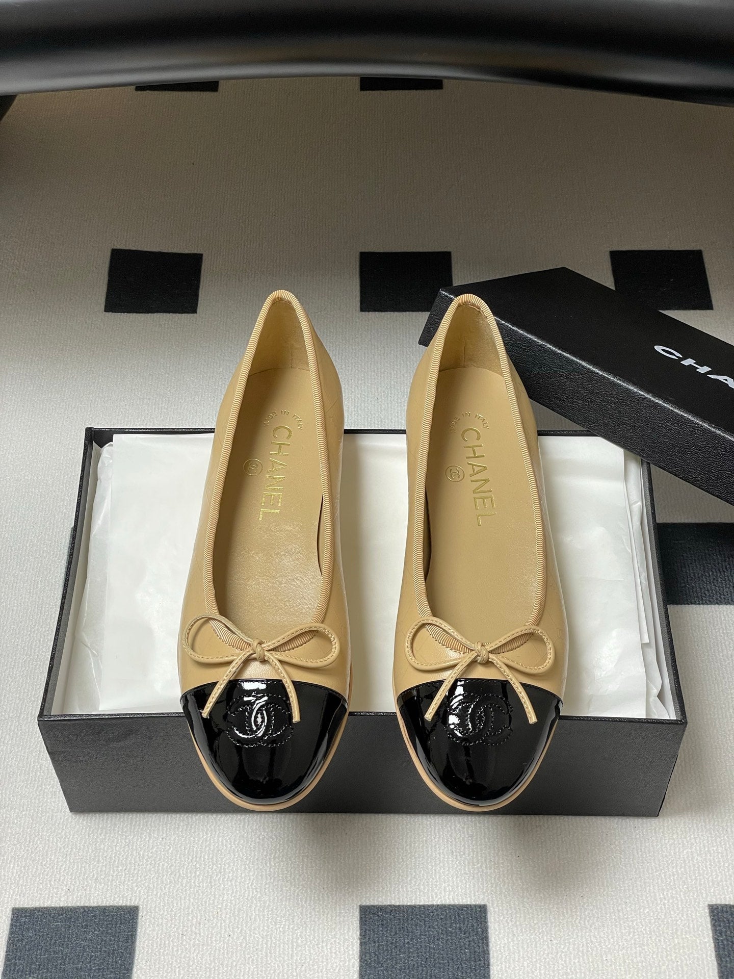 CC 25P Beige Black Quilted Calfskin