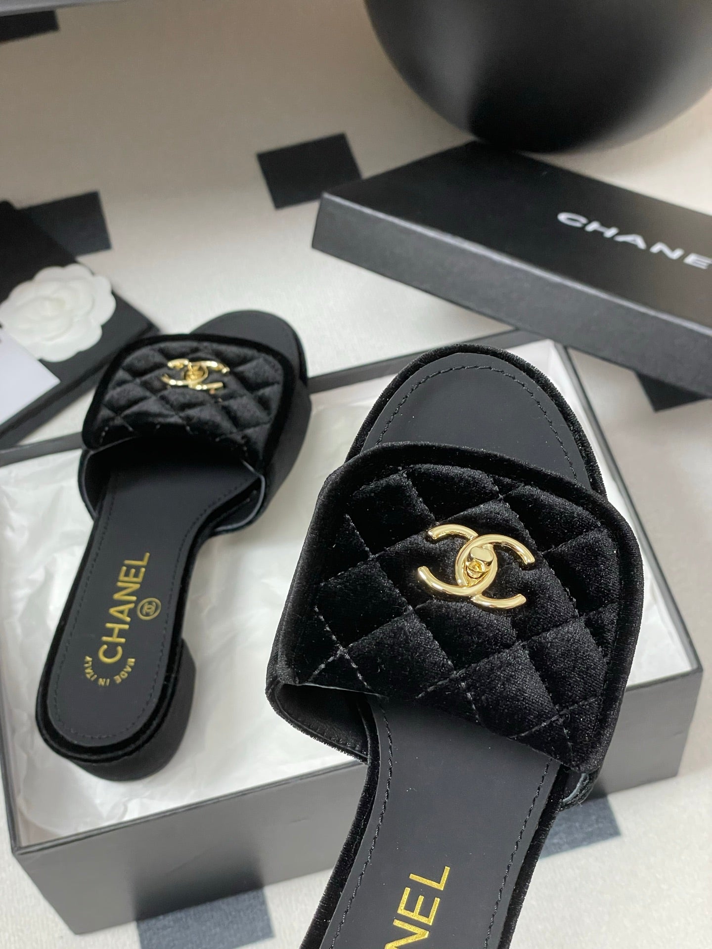 CC 25F Sandal Heel 5cm Quilted