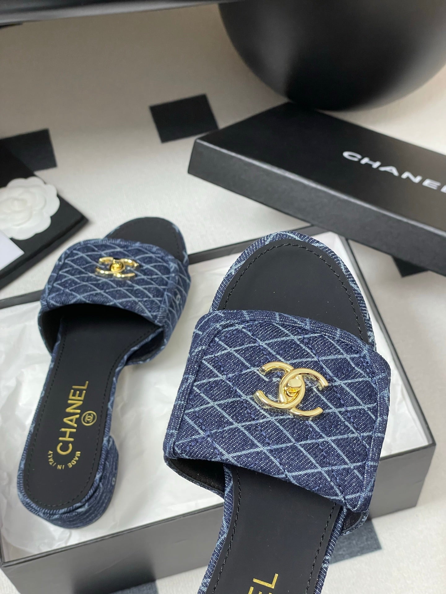 CC 25F Sandal Heel 5cm Quilted