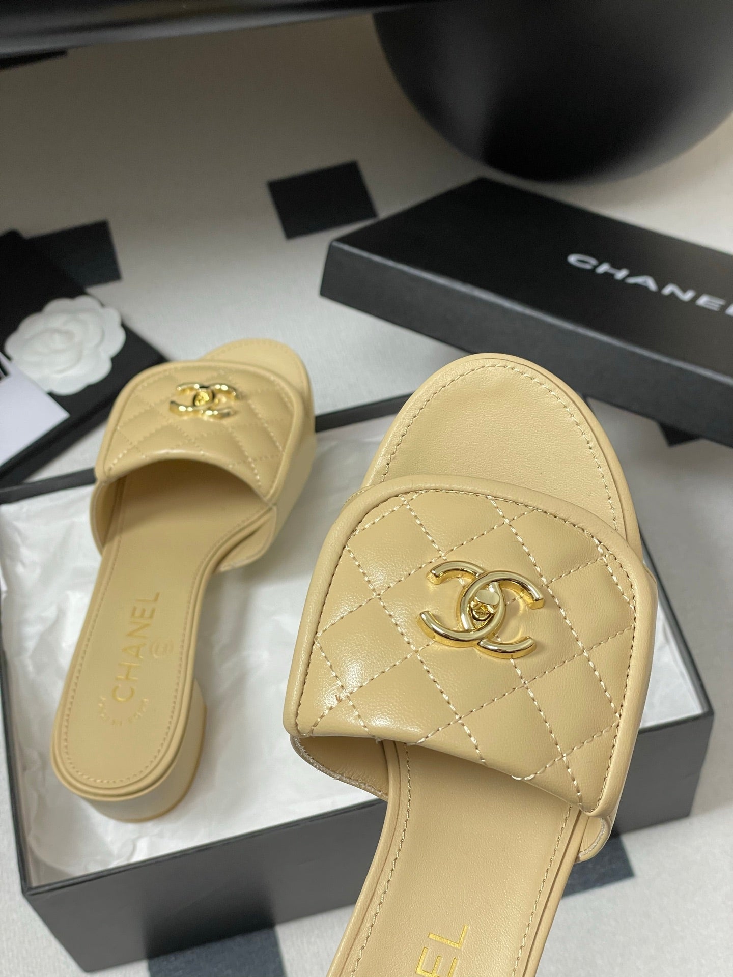 CC 25F Sandal Heel 5cm Quilted